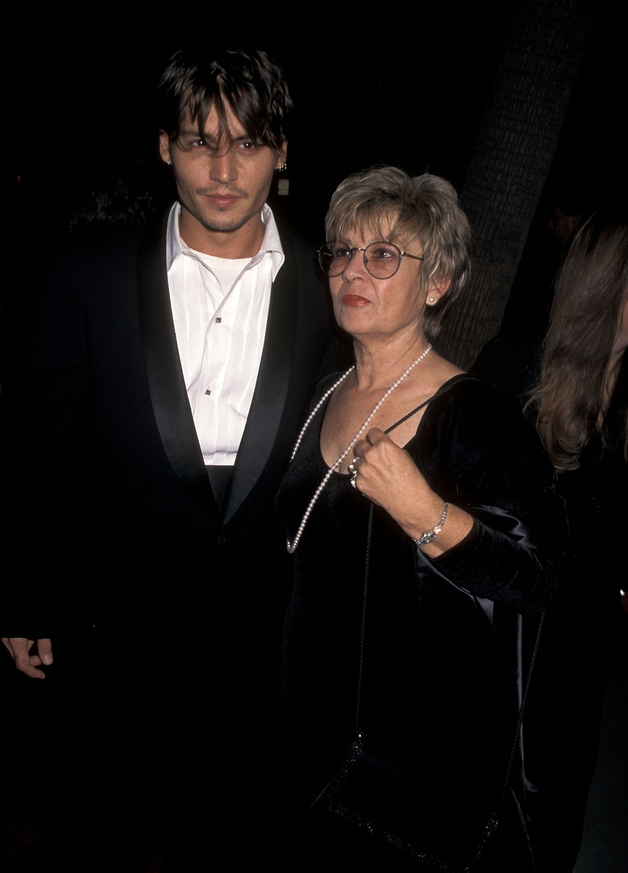 Johnny Depp y su madre, Betty Sue Palmer, asisten al estreno de "Nick of Time" en el Samuel Goldwyn Theater en Beverly Hills, California, el 20 de noviembre de 1995 | Fuente: Getty Images