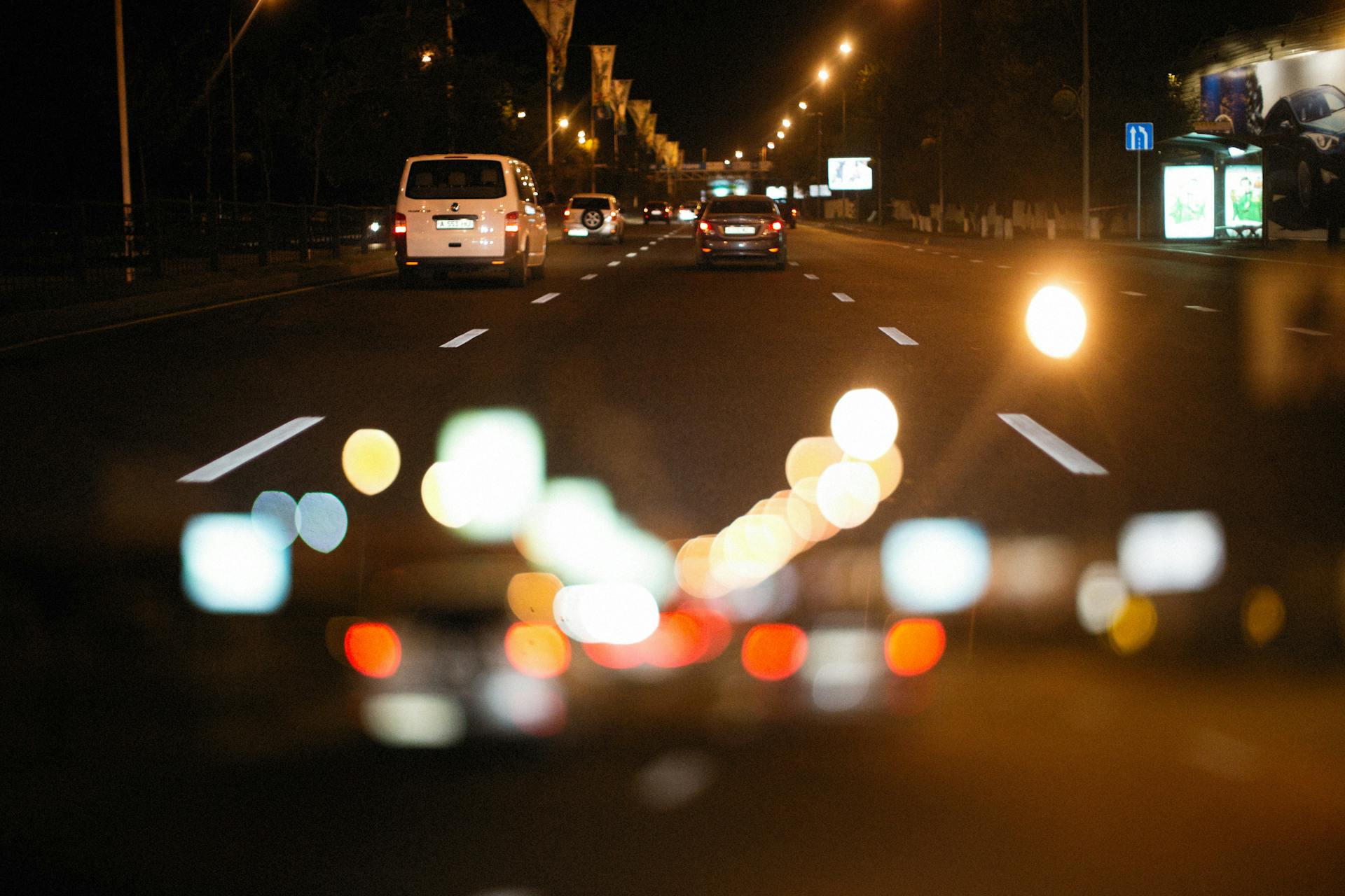 La vista desde un automóvil circulando por una carretera | Fuente: Pexels