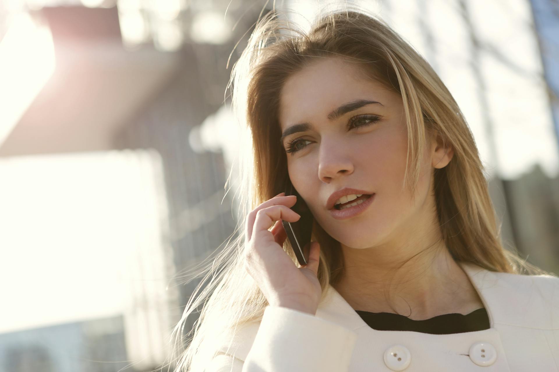 Una mujer con cara de asombro durante una llamada telefónica | Fuente: Pexels