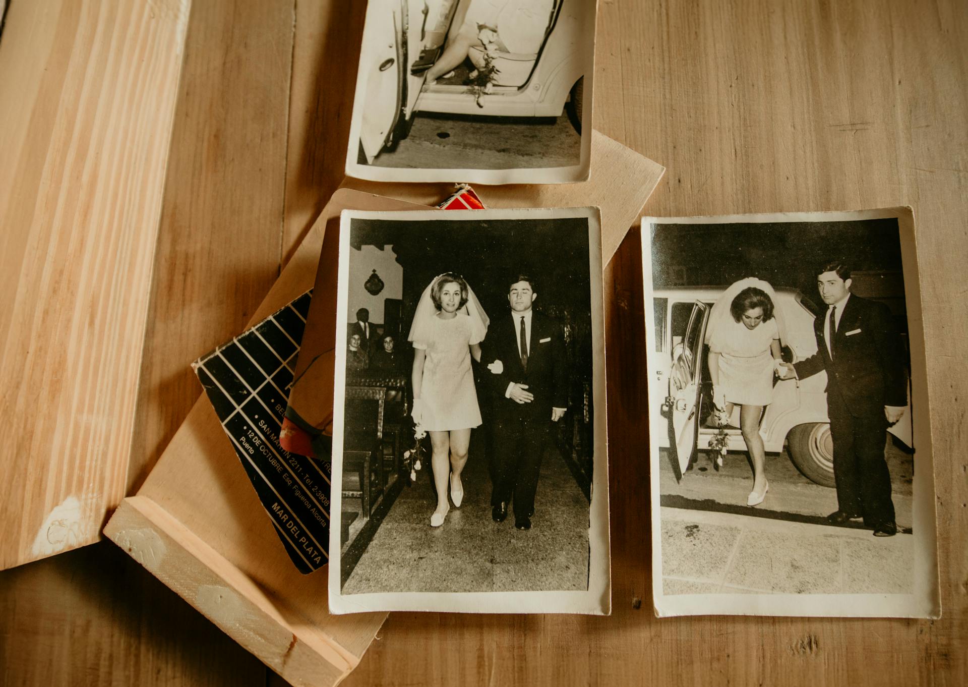 Fotografías de boda vintage sobre una superficie de madera | Fuente: Pexels