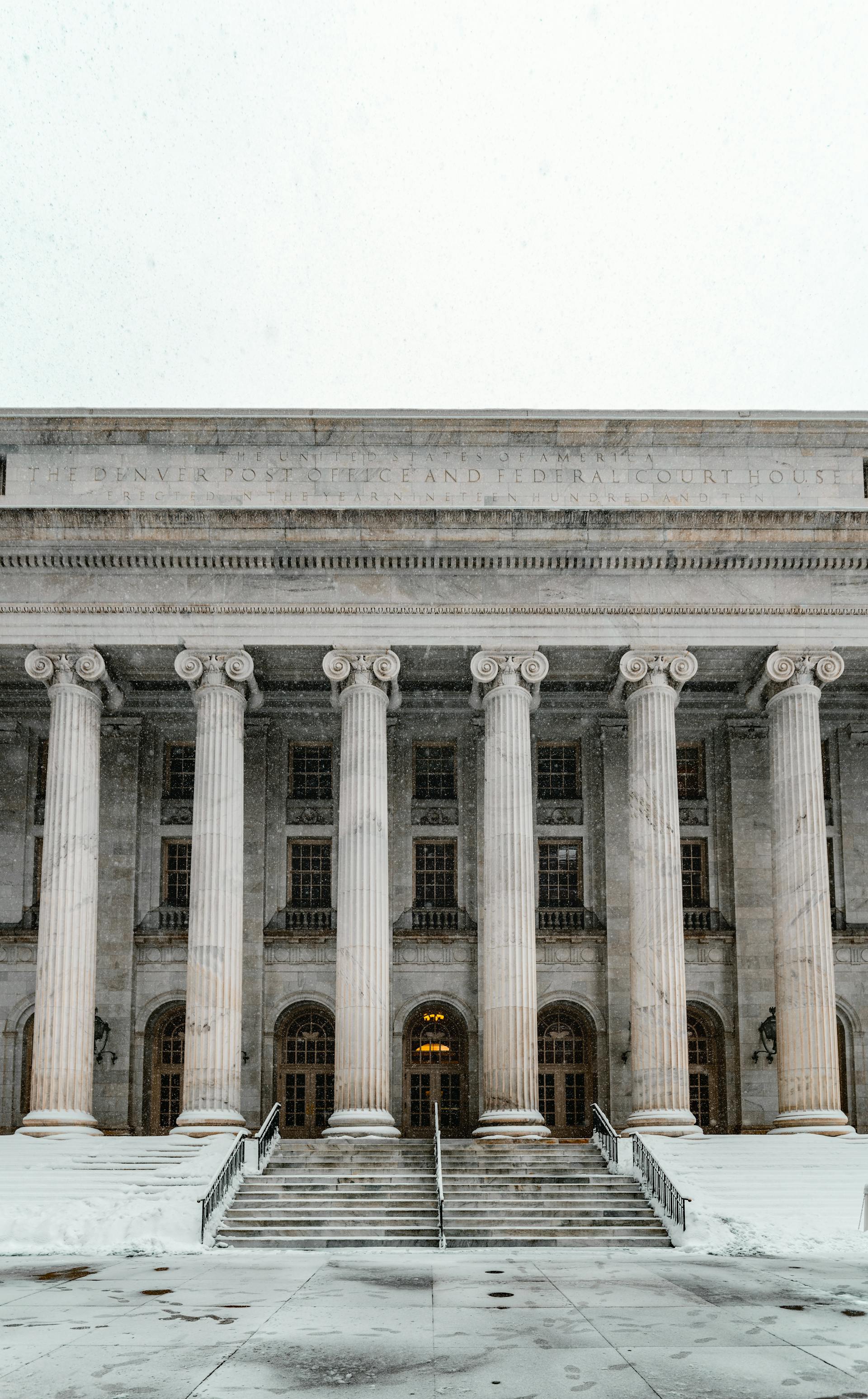 El edificio de un juzgado | Fuente: Pexels