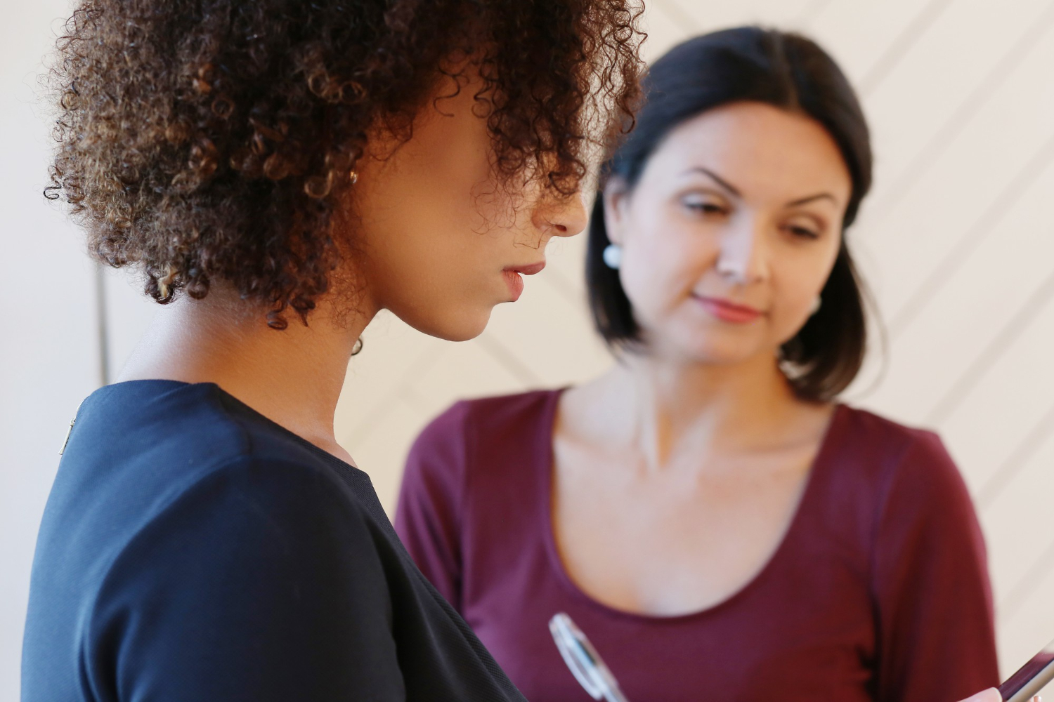 Dos mujeres hablando | Fuente: Freepik