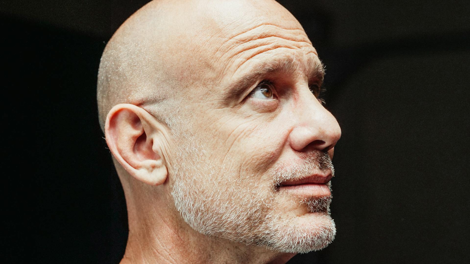 Un hombre melancólico | Fuente: Pexels