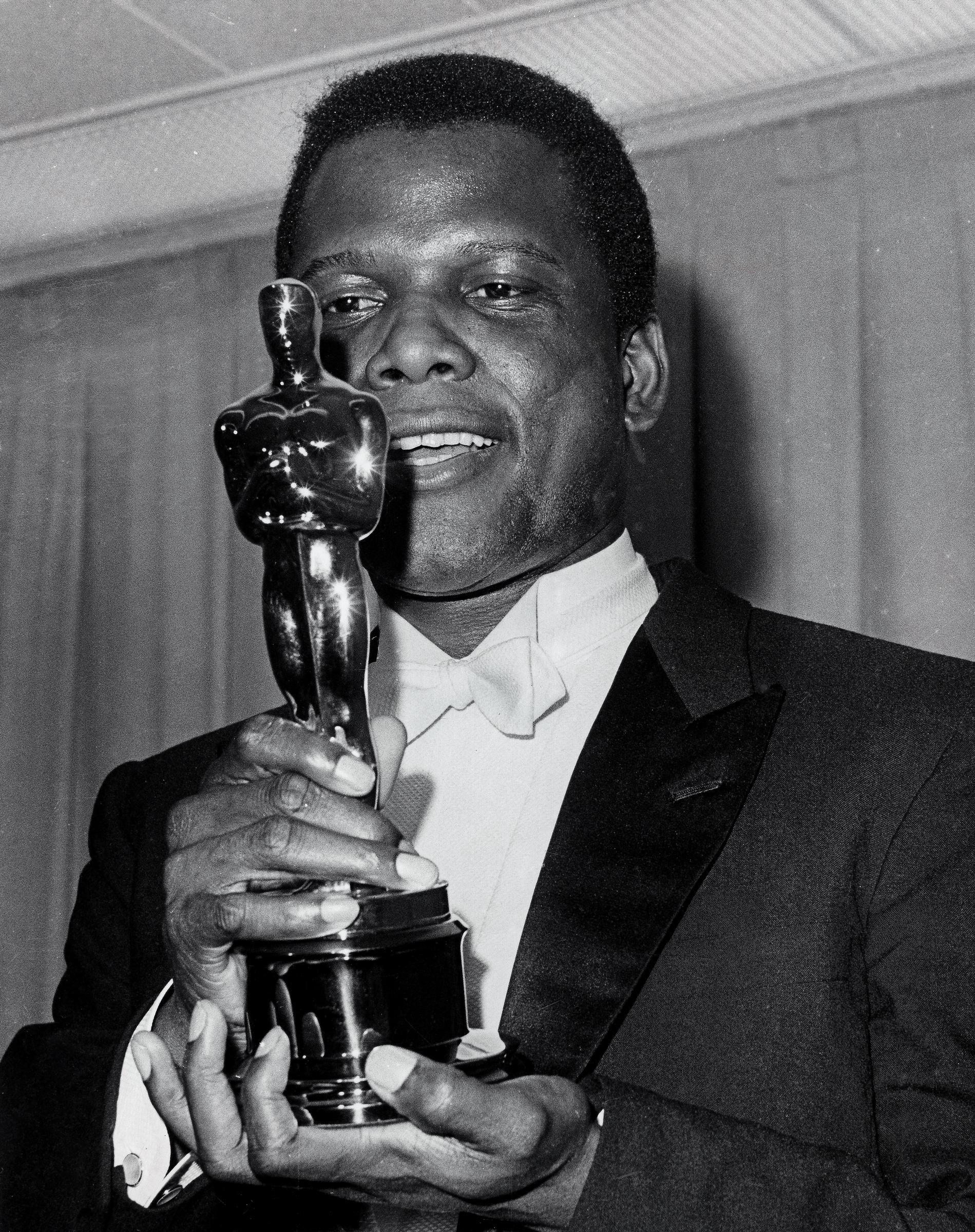 Sidney Poitier fotografiado con el Óscar que ganó por su papel en "Lilies of the Field", el 1 de enero de 1964 | Fuente: Getty Images