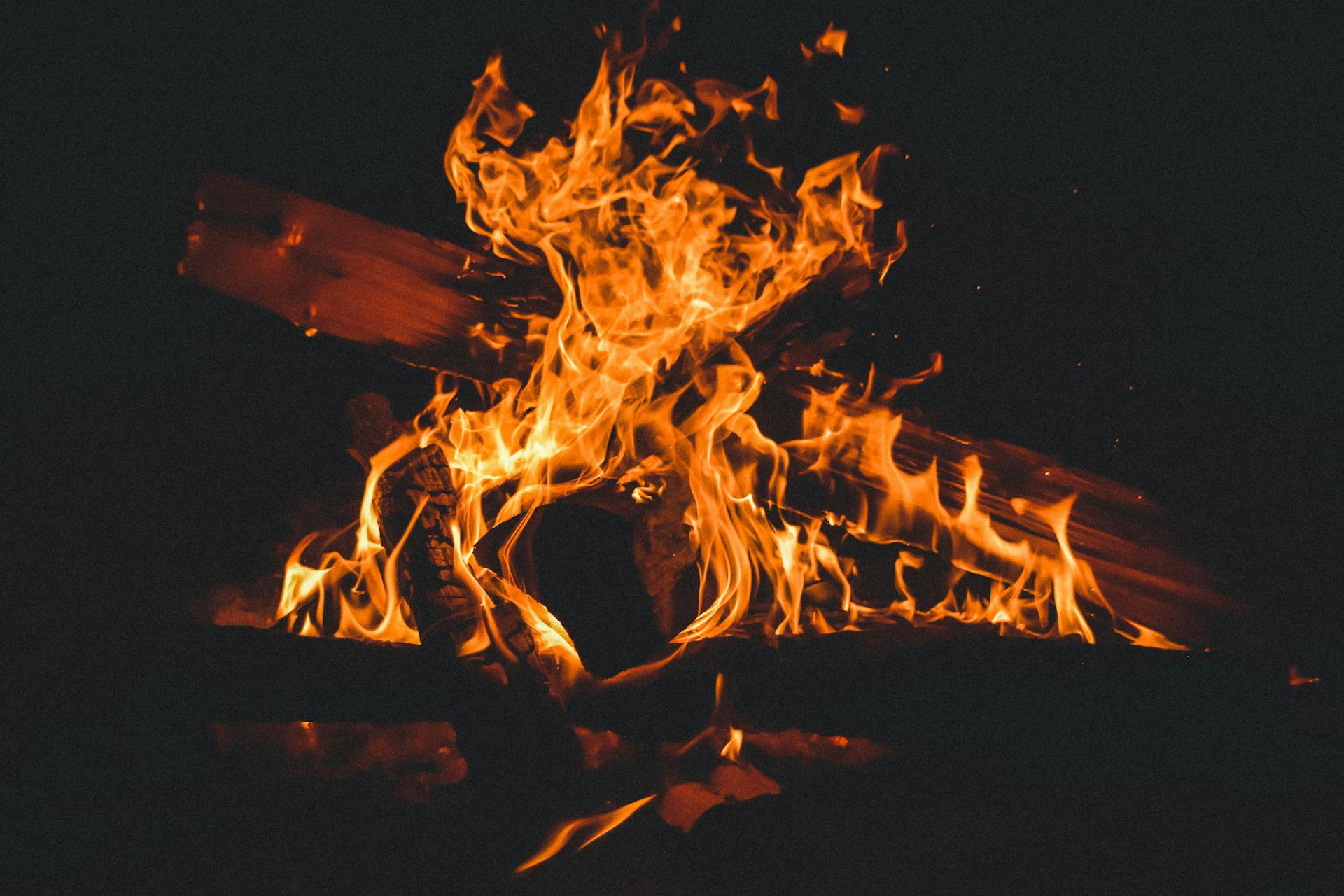 Un fuego ardiendo en una chimenea | Fuente: Pexels