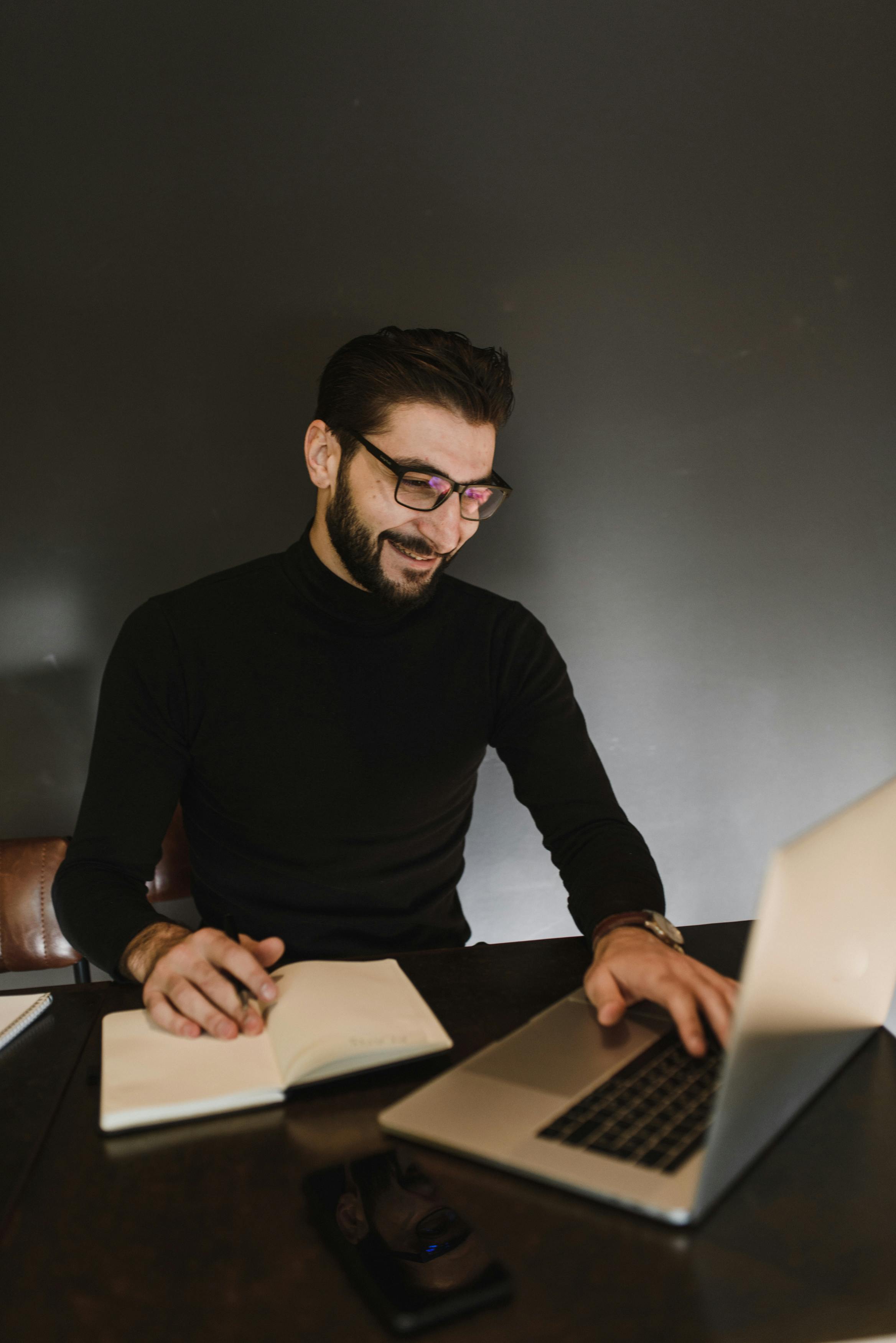 Un hombre trabajando en algo | Fuente: Pexels