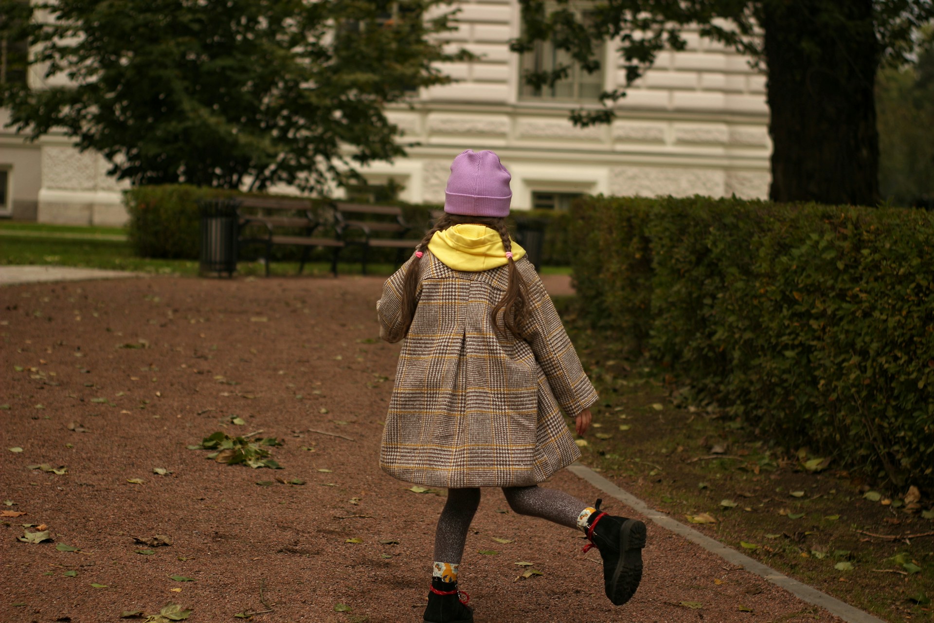 Una niña en el exterior de un edificio | Fuente: Unsplash