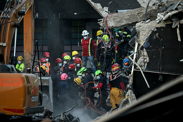 Equipos de rescate trabajan en la discoteca Jet Set tras el colapso de su techo en Santo Domingo, el 9 de abril de 2025 | Fuente: Getty Images