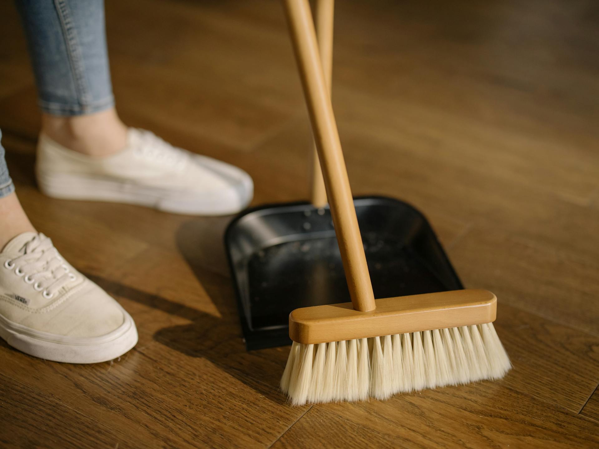 Una persona barriendo el suelo | Fuente: Pexels