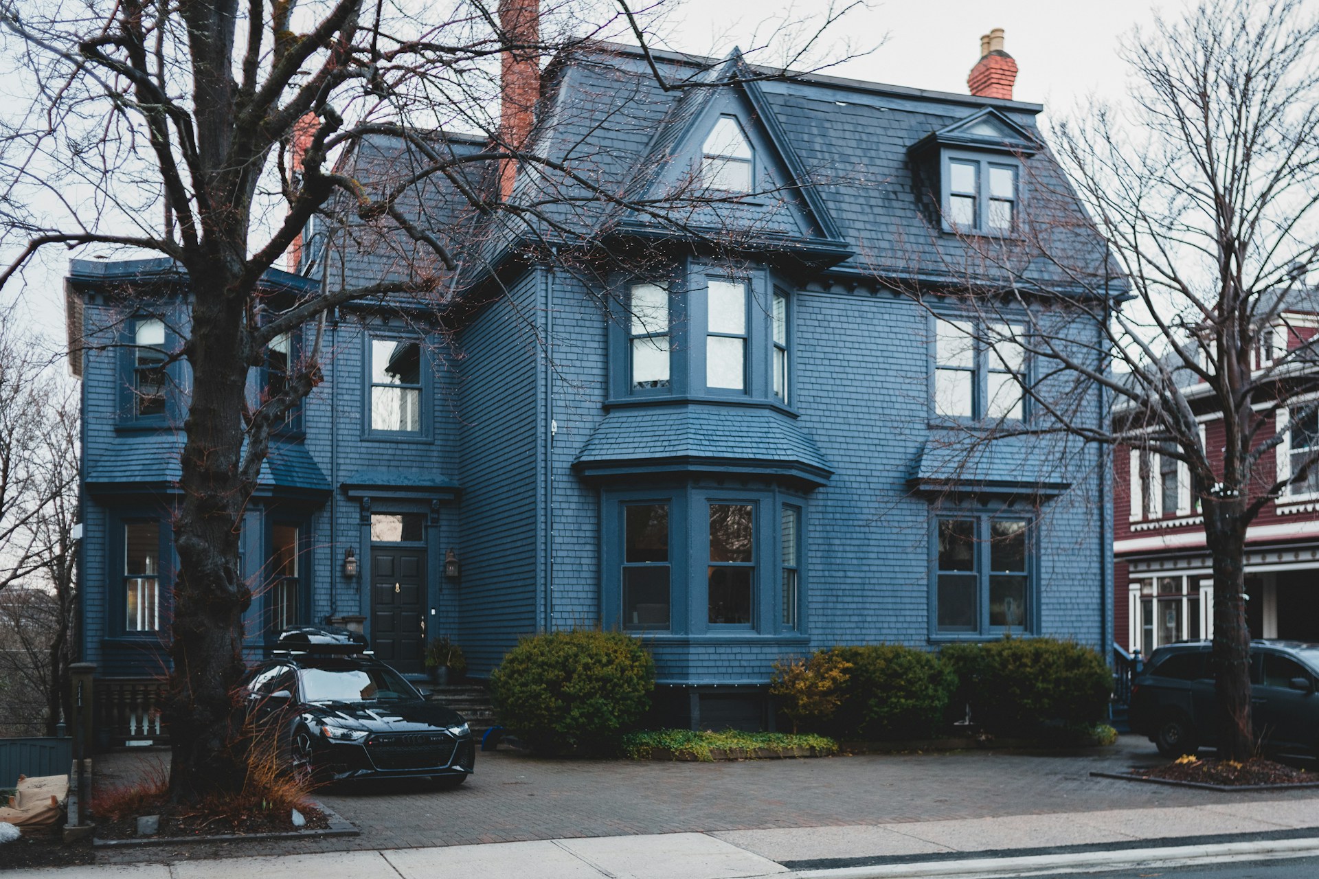 Un automóvil aparcado frente a una elegante casa | Fuente: Unsplash