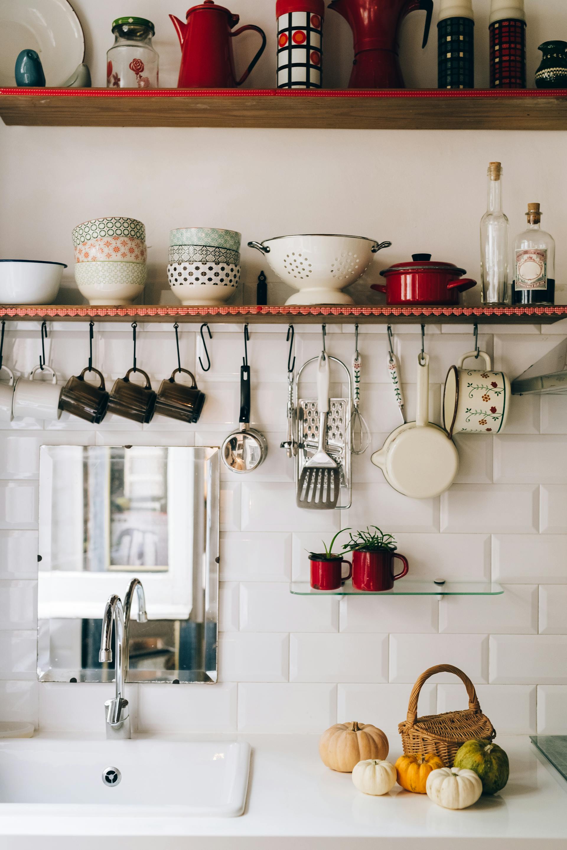 Utensilios de cocina en las estanterías | Fuente: Pexels