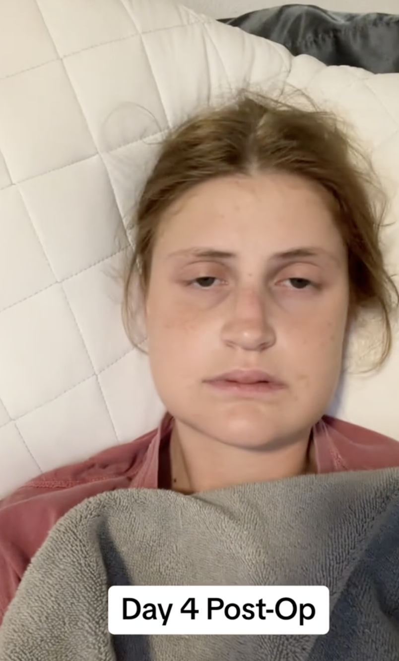 Virginia Elder en casa, descansando tranquilamente el día 4 de recuperación postoperatoria | Fuente: TikTok/virginiaeelder