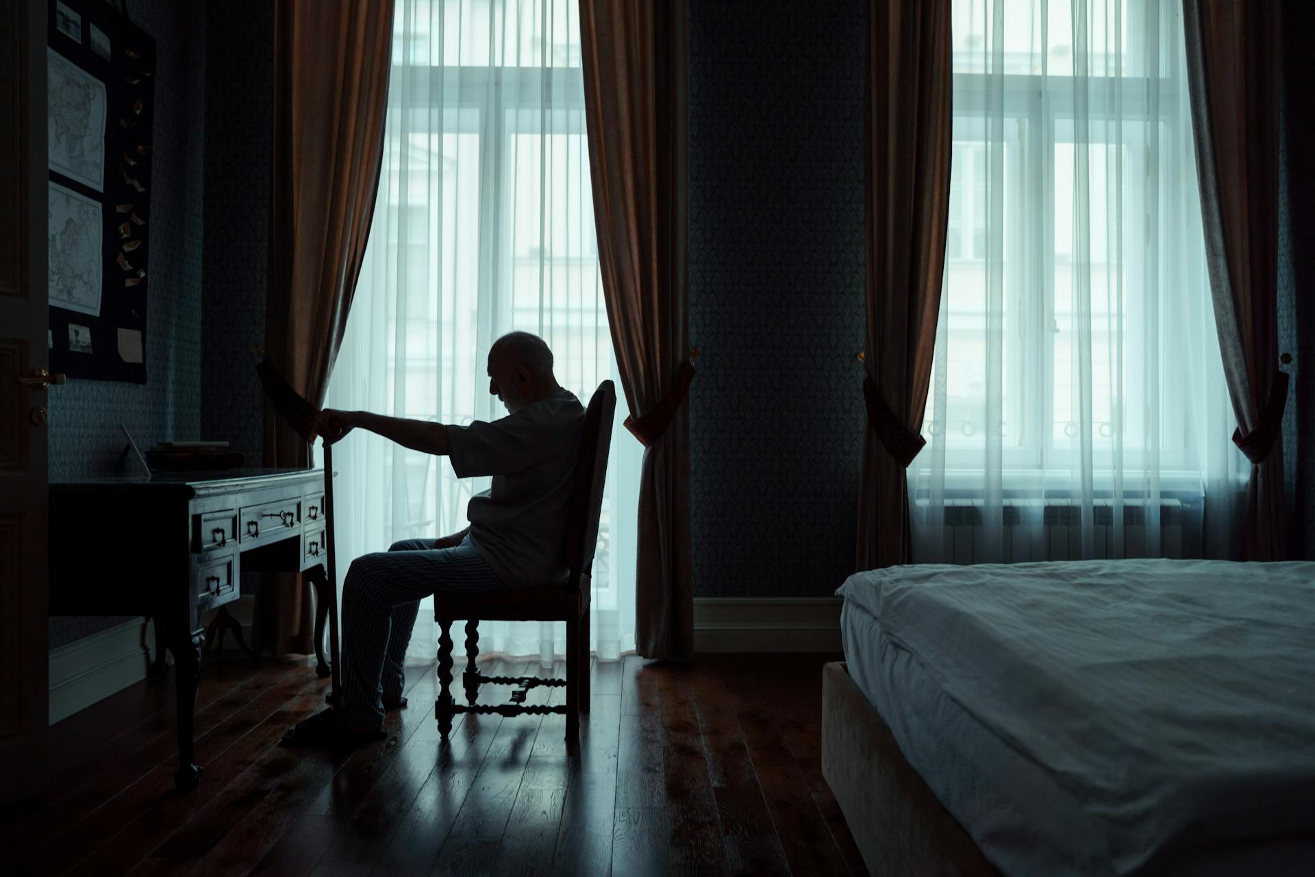 Un anciano solitario sentado en una habitación | Fuente: Pexels