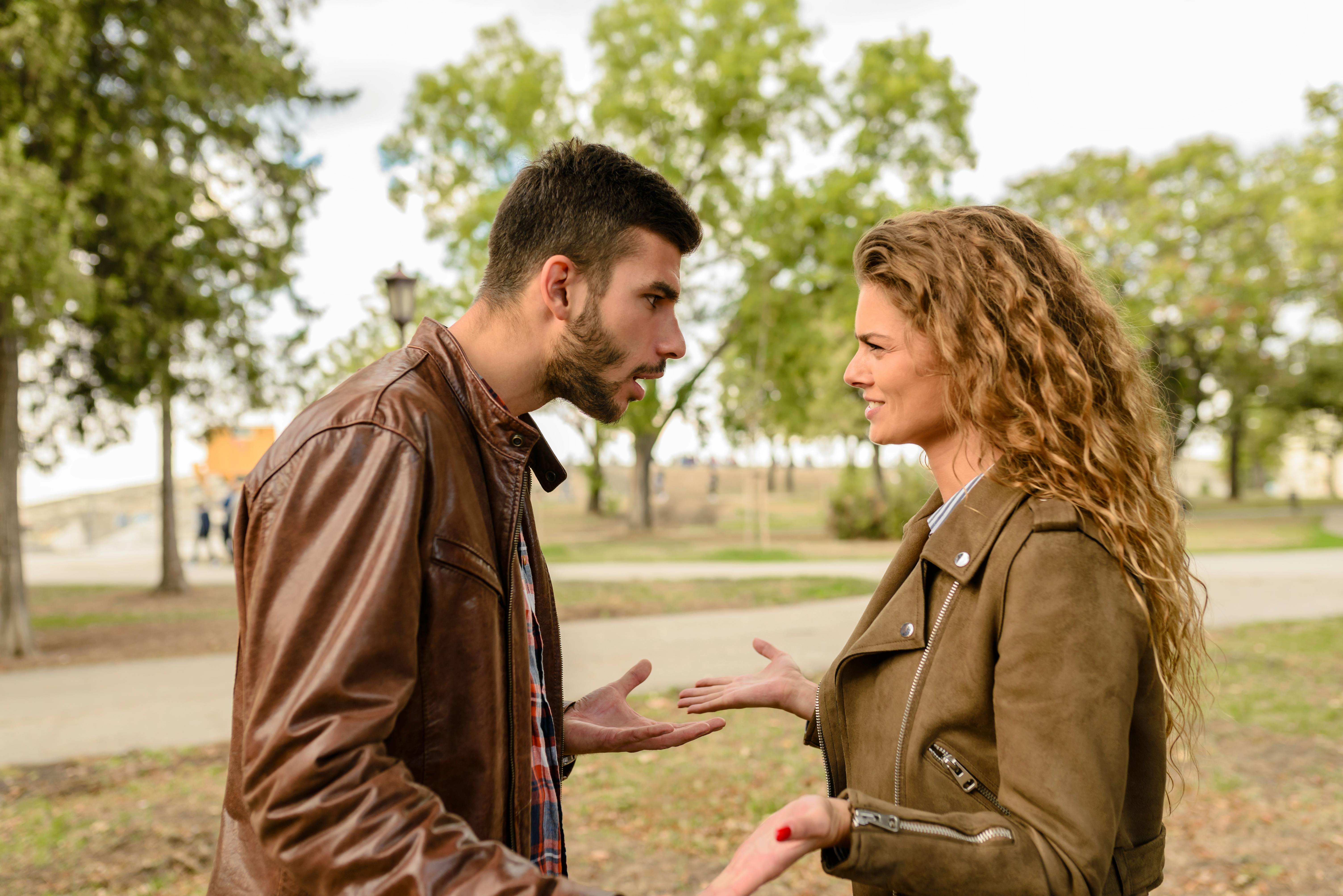 Una pareja discutiendo | Fuente: Pexels