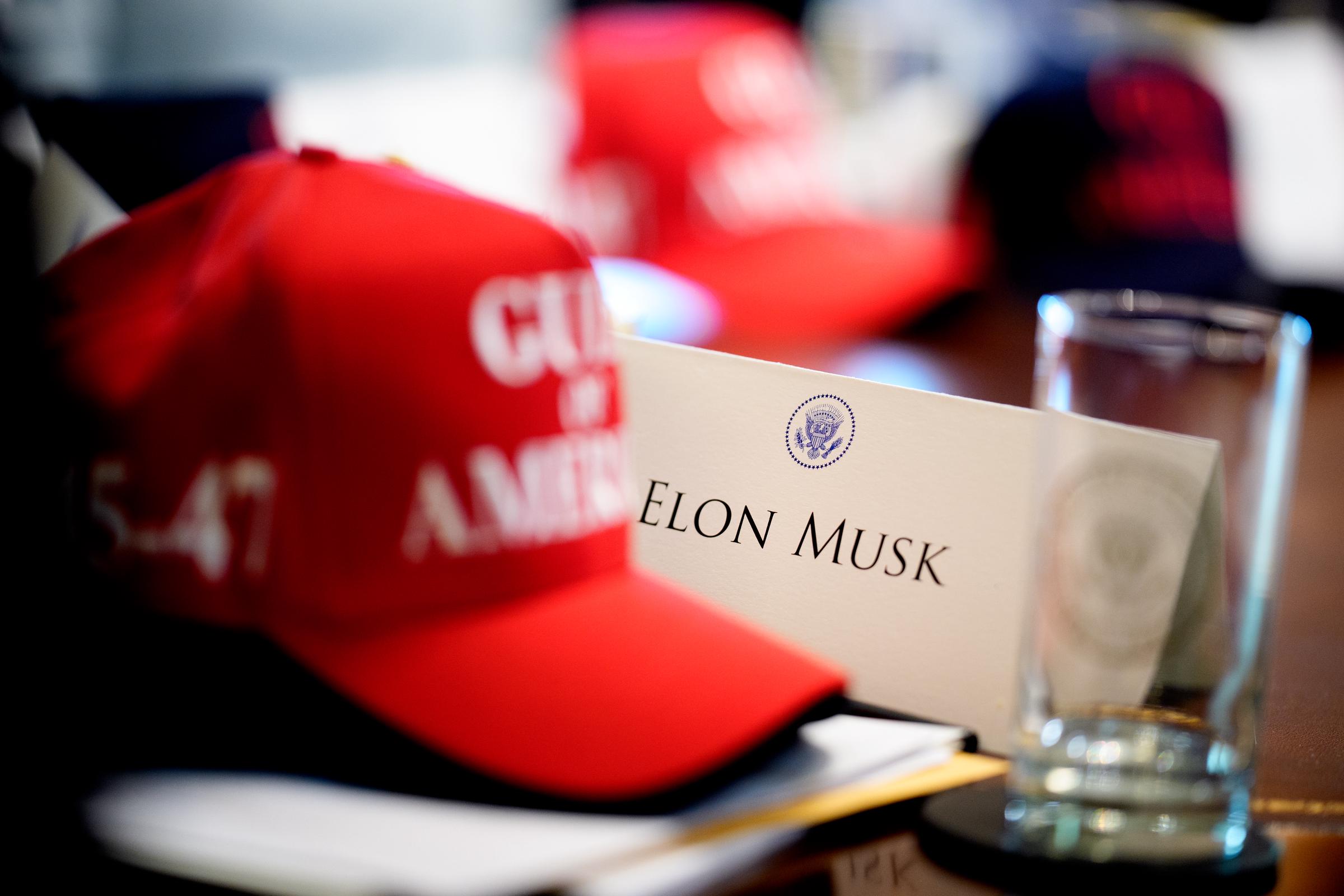 Se ve una etiqueta con el nombre de Elon Musk, asesor principal de la Casa Blanca, durante una reunión del gabinete | Fuente: Getty Images