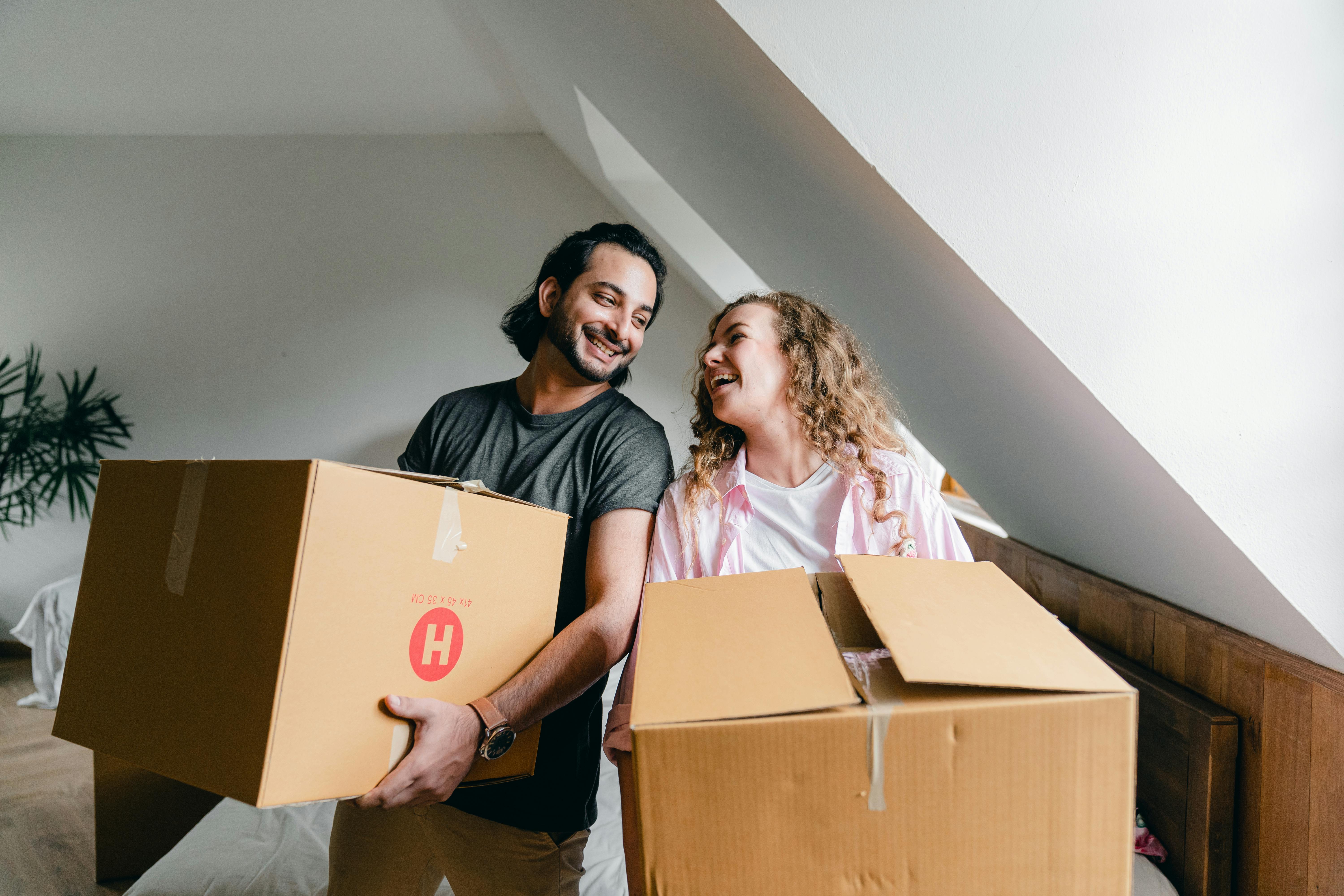 Una pareja feliz mudándose | Fuente: Pexels