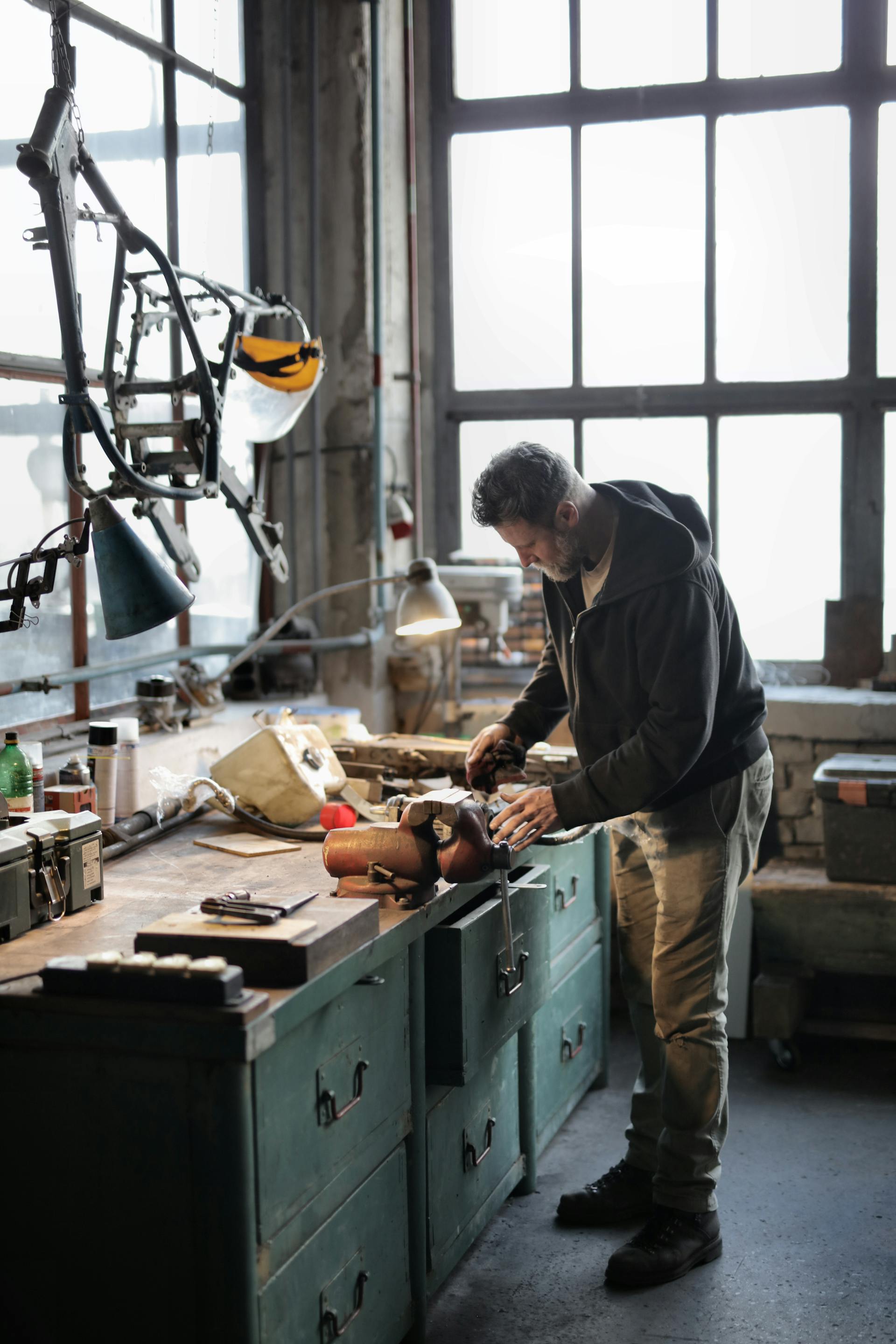 Un hombre trabajando en un garaje | Fuente: Pexels