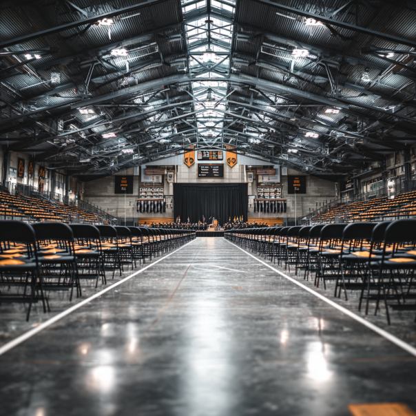 Una sala de graduación | Fuente: Midjourney