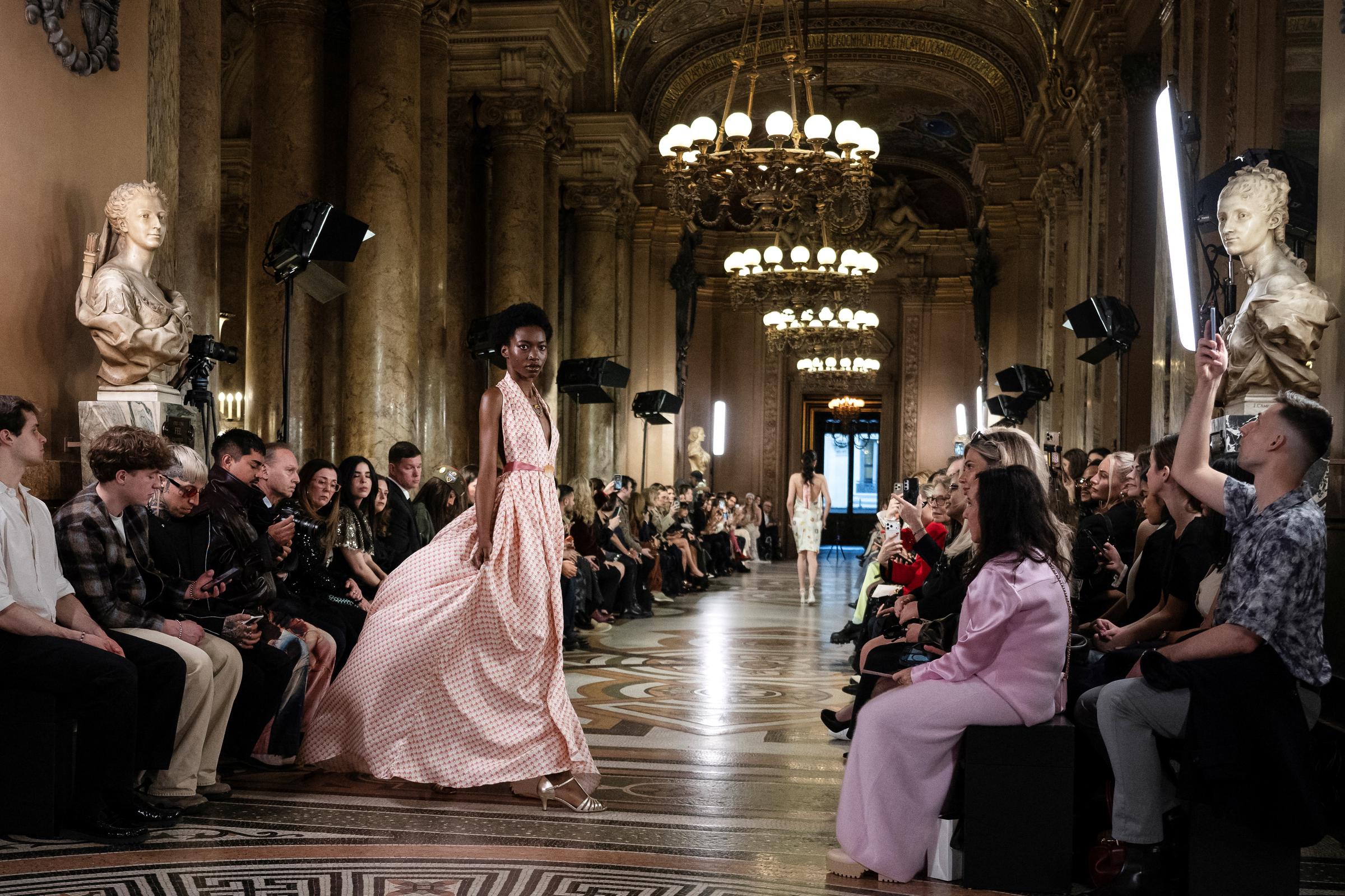 Una modelo presenta una creación de Max Alexander para el desfile de la colección prêt-à-porter femenina Otoño/Invierno 2026-2027, en el marco de la Semana de la Moda Femenina de París, en el Palais Garnier, París, el 3 de marzo de 2026. | Fuente: Getty Images