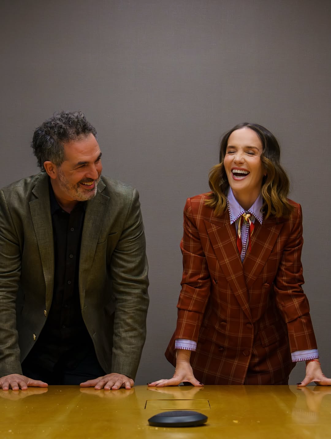 Natalia Oreiro y Juan Taratuto sonríen durante un encuentro promocional de “Nada entre los dos”. La actriz luce su traje de cuadros rojizos con camisa celeste y pañuelo estampado, mientras el director viste saco verde oliva y camisa negra. | Fuente: Instagram/nataliaoreirosoy