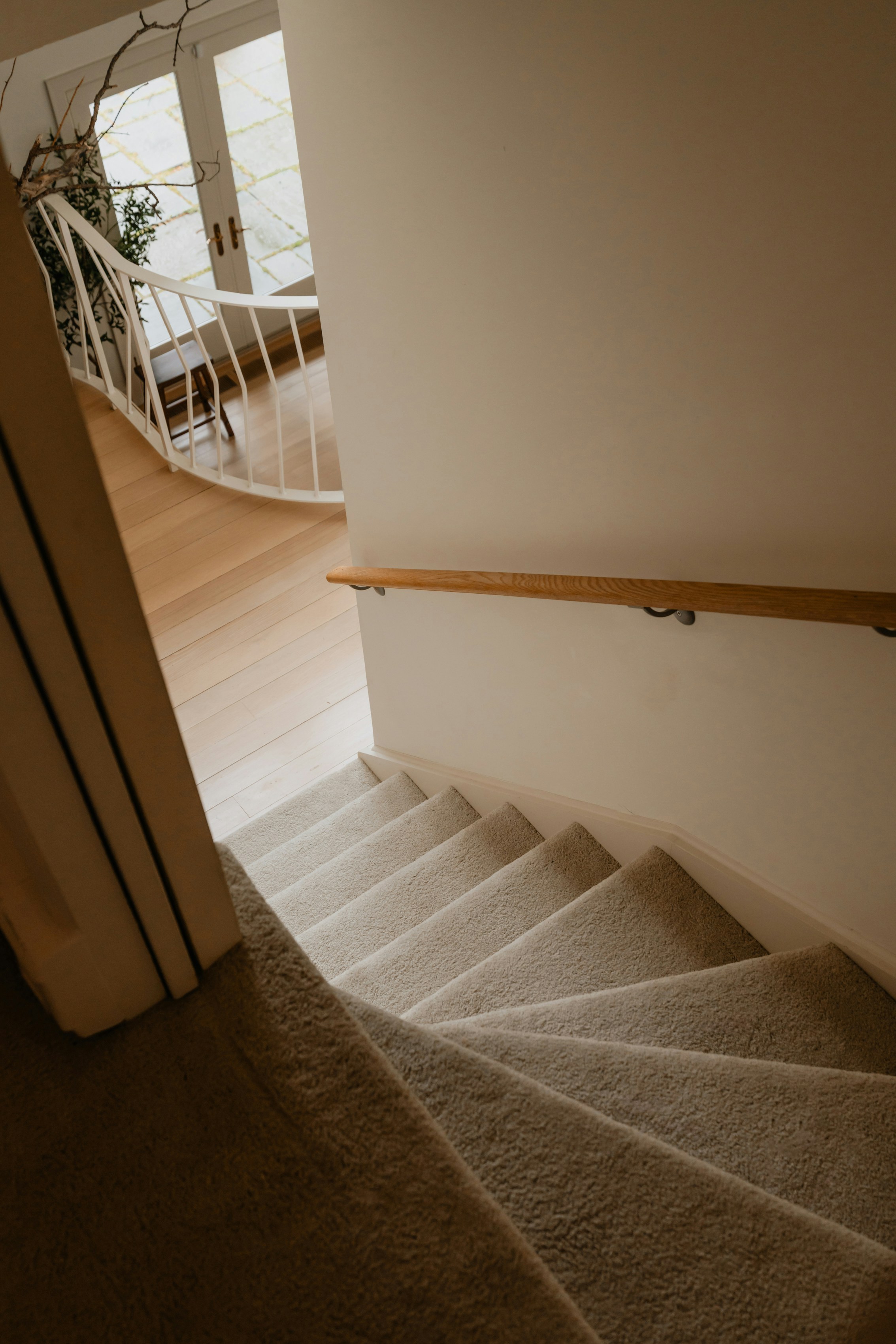 La escalera de una casa | Fuente: Unsplash