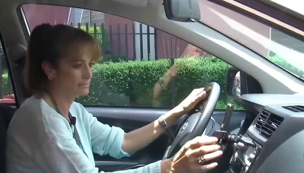 Alejandra Procuna manejando Uber. | Foto: YouTube.com/@PrimerImpactoUnivision