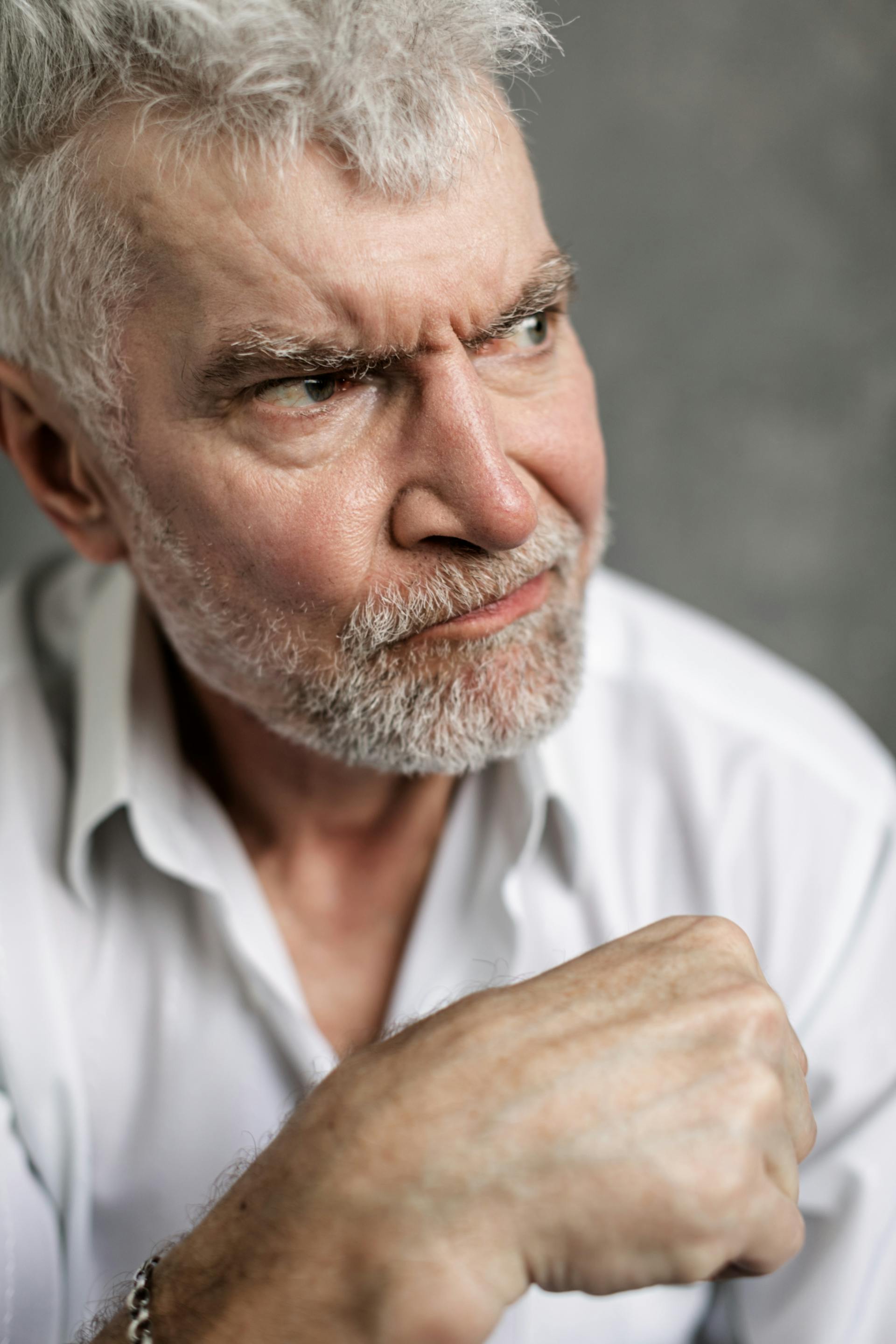 Un hombre mirando algo | Fuente: Pexels