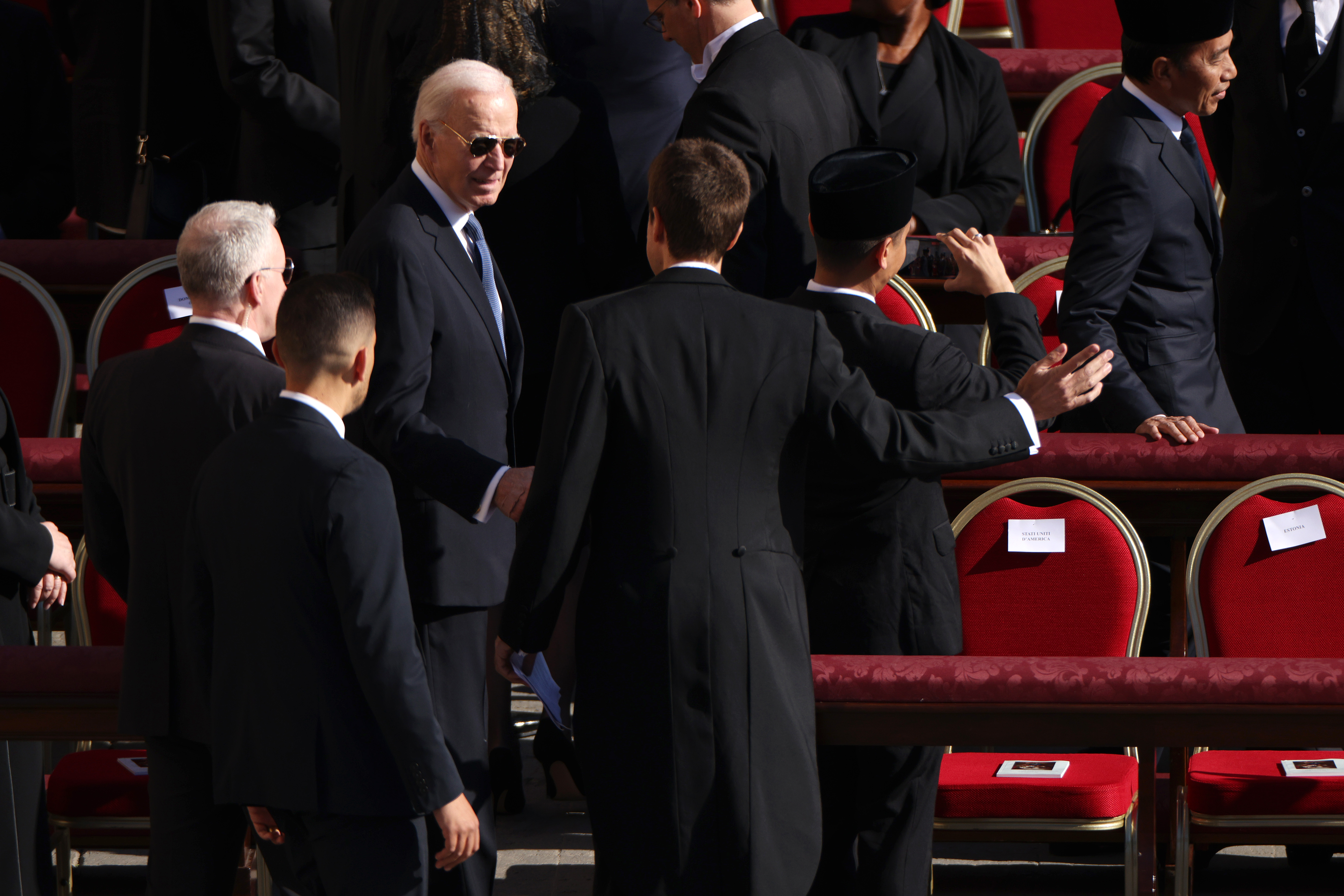 El ex presidente de EE.UU. Joe Biden llega al funeral del papa Francisco en la Plaza de San Pedro el 26 de abril de 2025 en la Ciudad del Vaticano, Vaticano. | Fuente: Getty Images