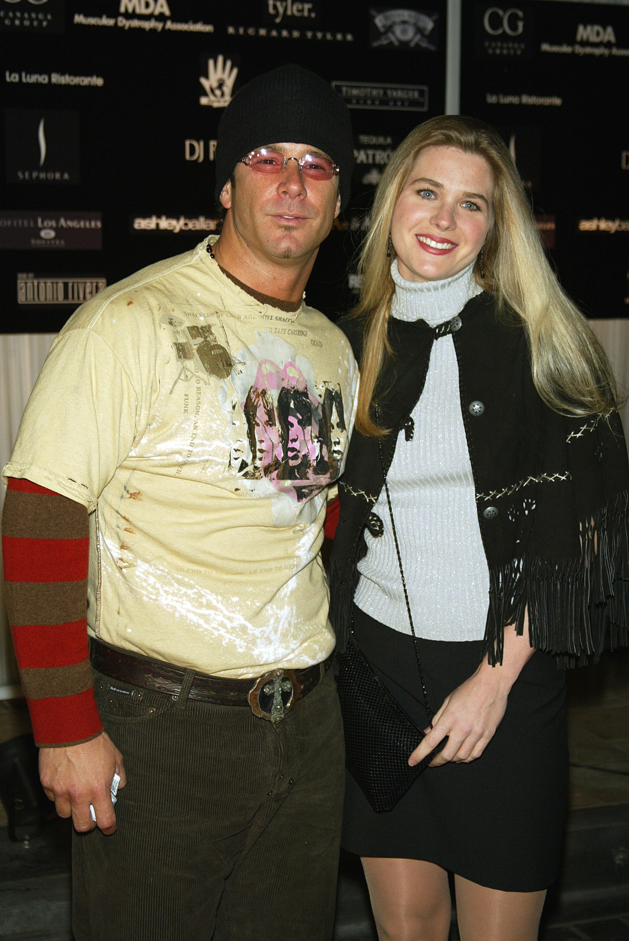 Fernando Carillo y Sonya Smith en "Pensando en el Mañana", a beneficio de la Asociación de Distrofia Muscular, con un desfile de moda que presentó la Colección de Primavera 2003 de Richard Tyler en el Celebrity Center de Hollywood, California, el domingo 17 de noviembre de 2002. | Fuente: Getty Images