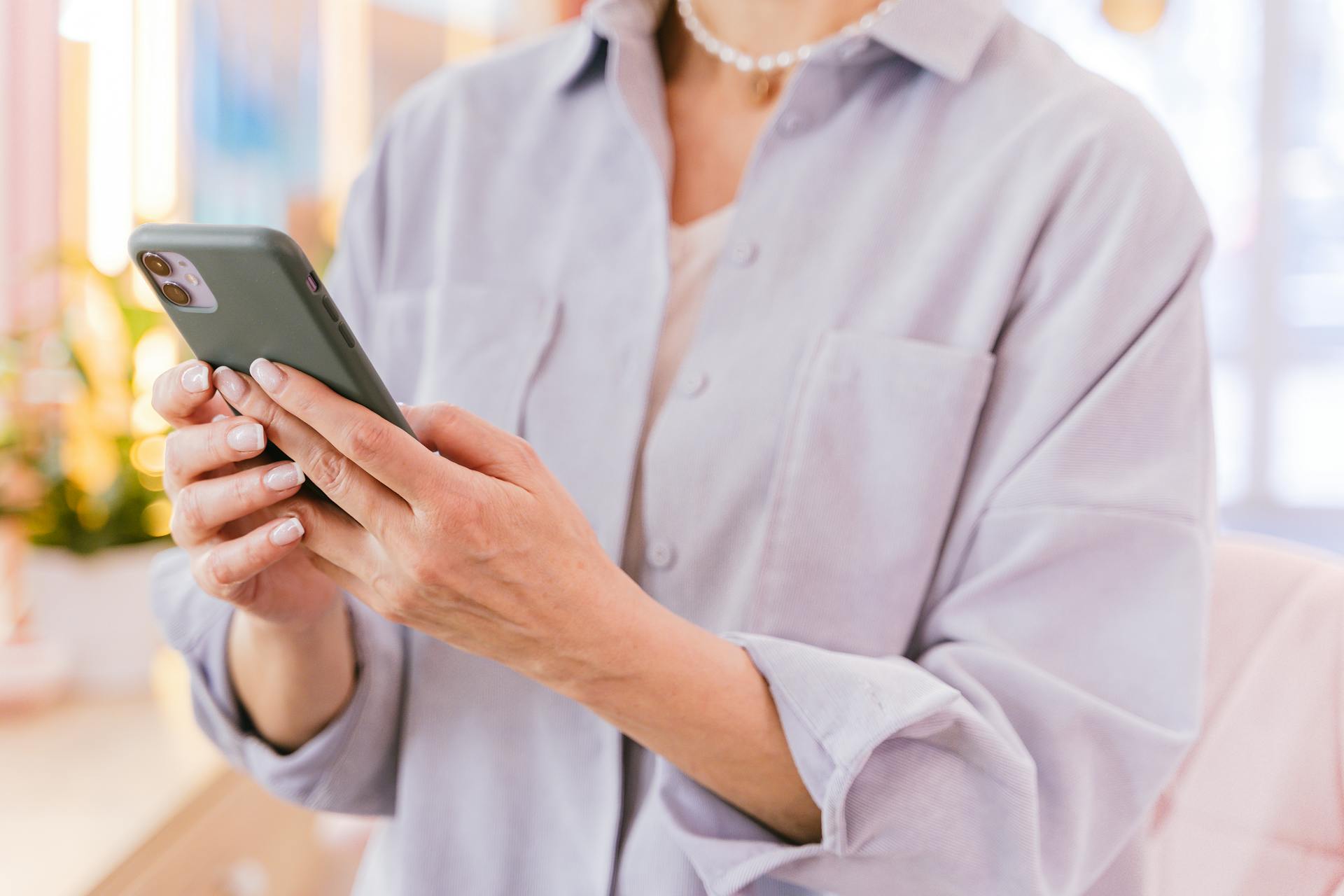 Primer plano de una mujer mirando su teléfono | Fuente: Pexels