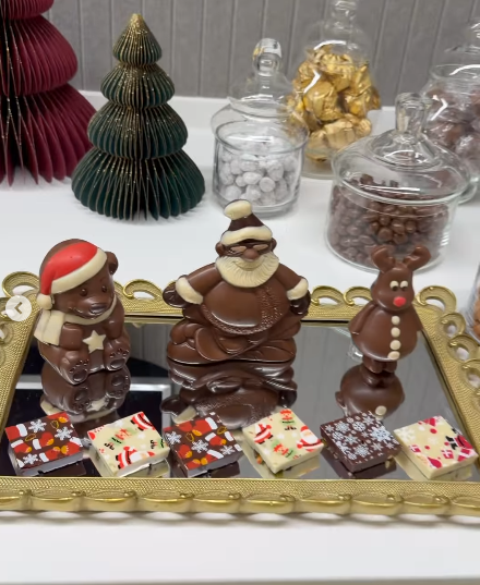 Una mesa llena de chocolates y dulces mostró Antonela Roccuzzo en un video en sus redes sociales. | Fuente: Instagram/@antonelaroccuzzo
