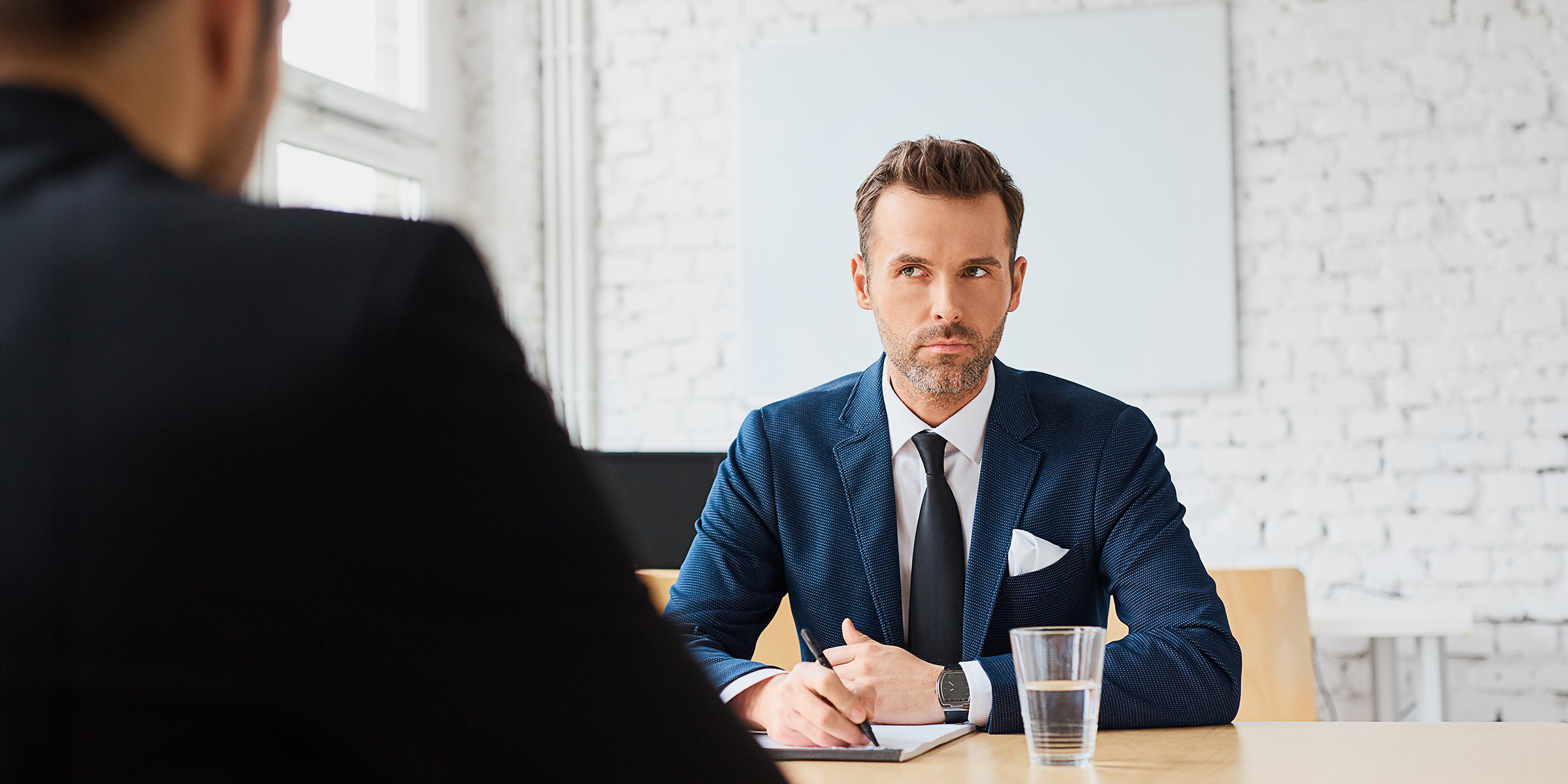 Un hombre en una entrevista de trabajo | Fuente: Shutterstock