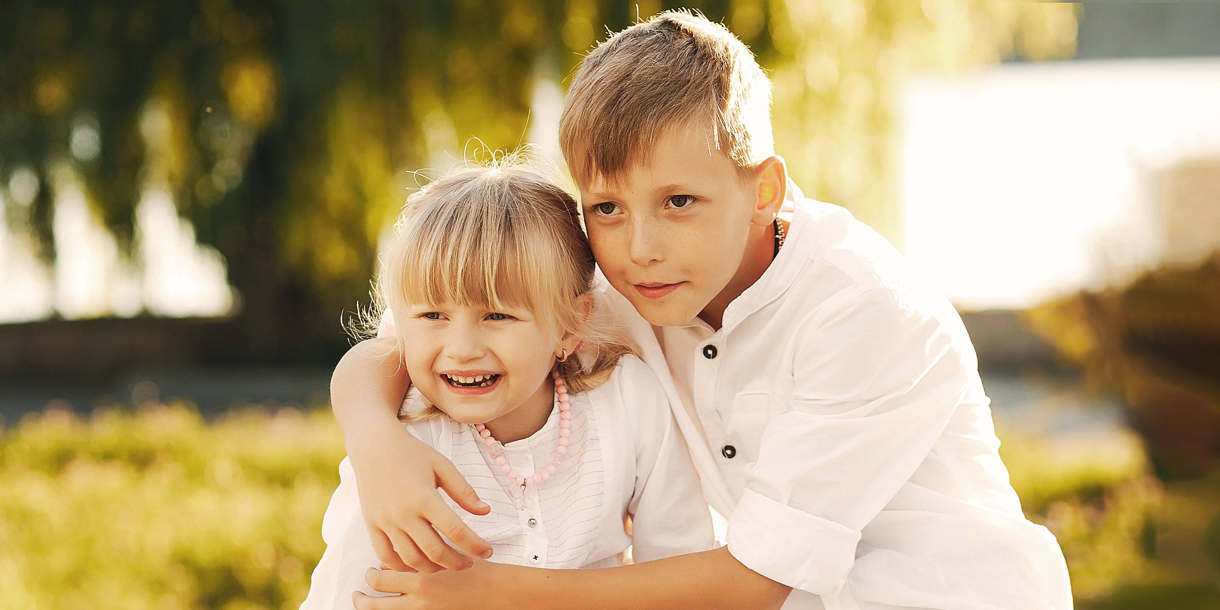 Una niña de pie con su hermano | Fuente: Freepik