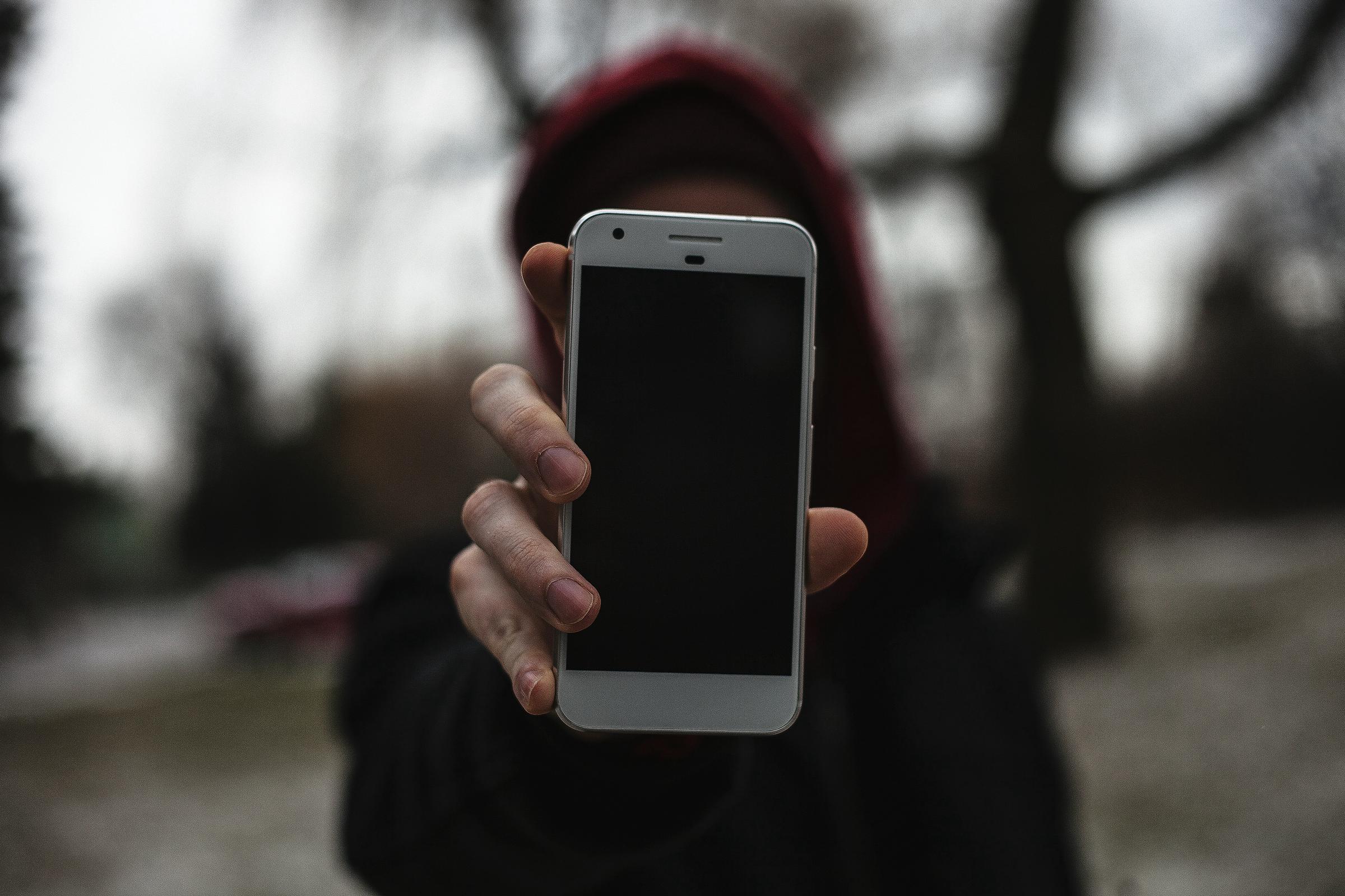 Una mujer sostiene un teléfono | Fuente: Unsplash