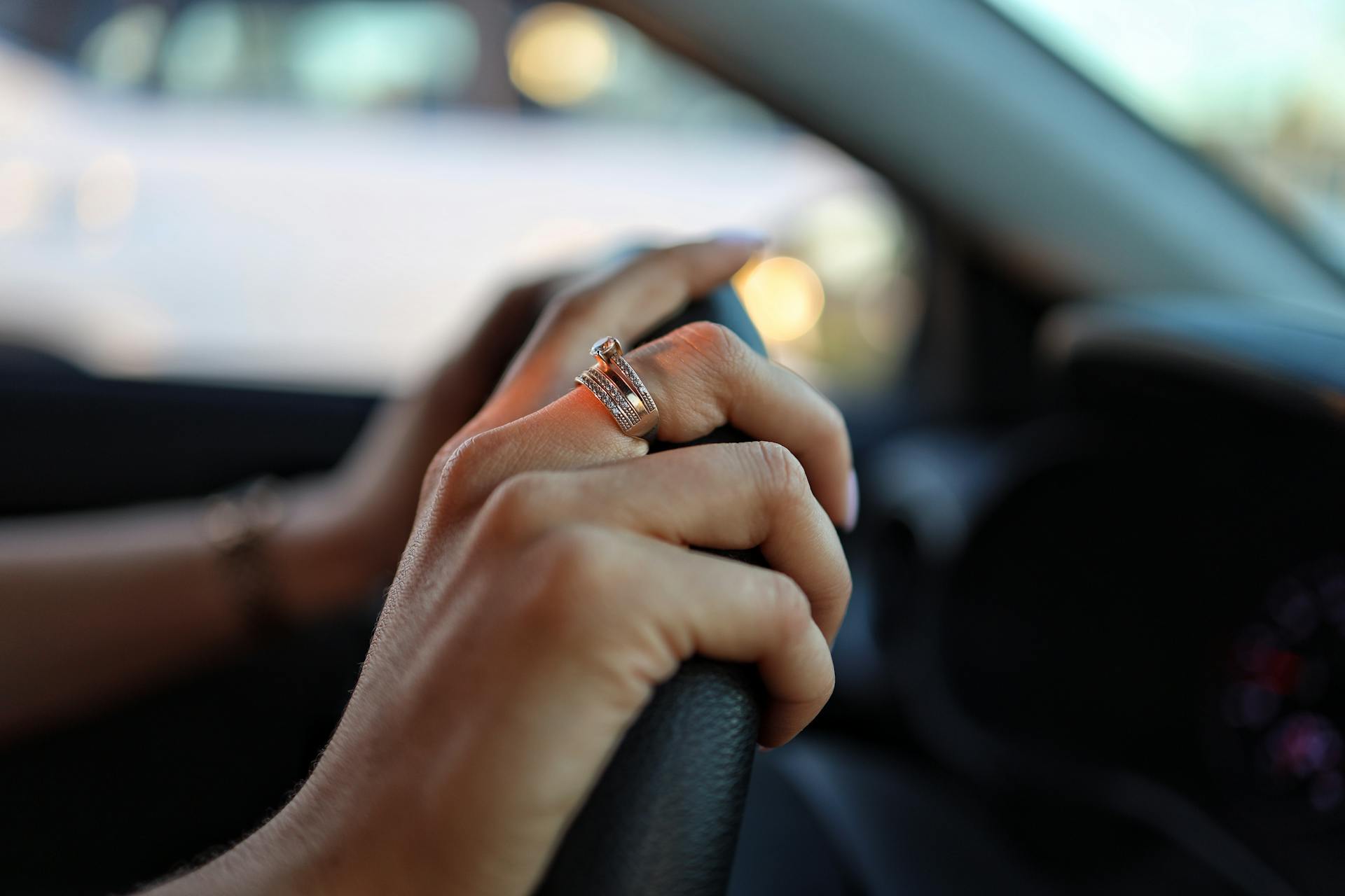 Una mujer sujetando un volante | Fuente: Pexels