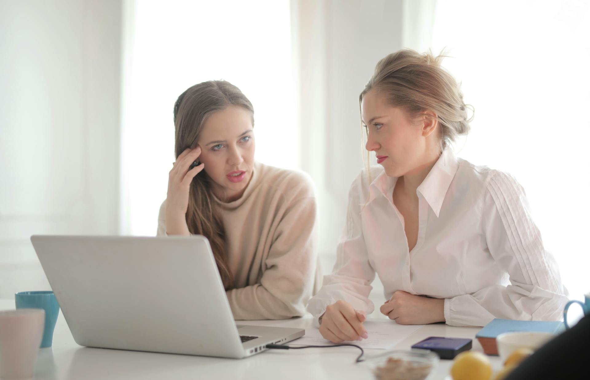 Dos mujeres colaborando en el trabajo | Fuente: Pexels
