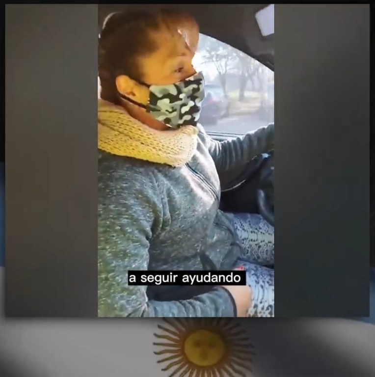 Alejandra "Locomotora" Oliveras ayudando a las comunidades durante la pandemia | Fuente: Instagram/alejandro_oliveras.ok