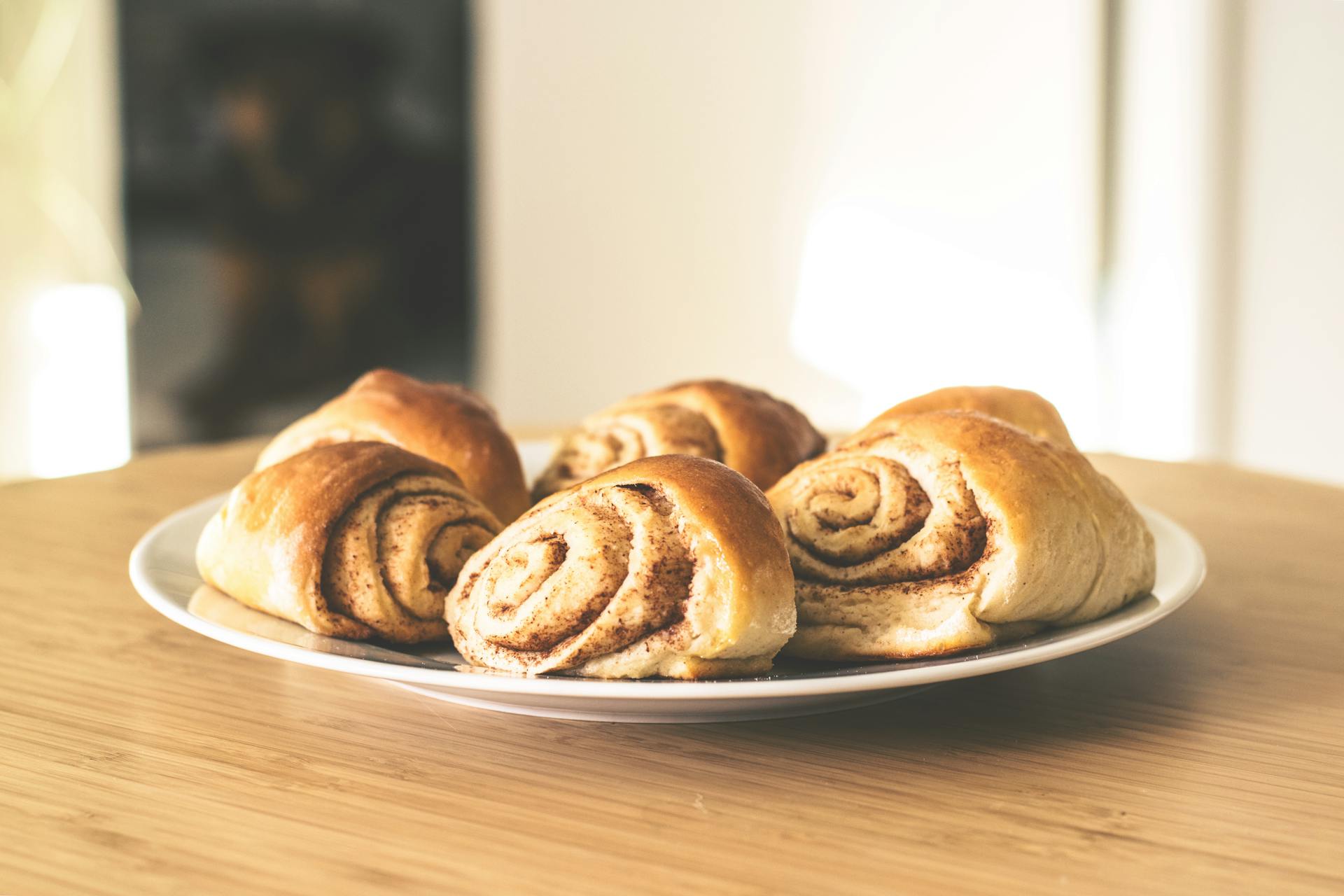 Rollitos de canela en un plato | Fuente: Pexels