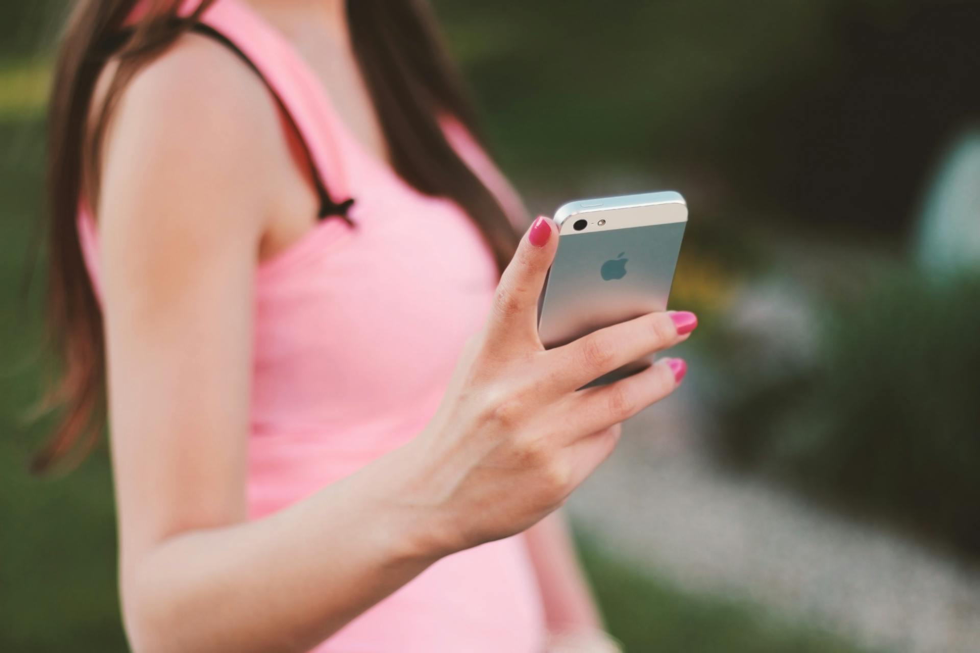 Una joven sujetando su teléfono | Fuente: Pexels