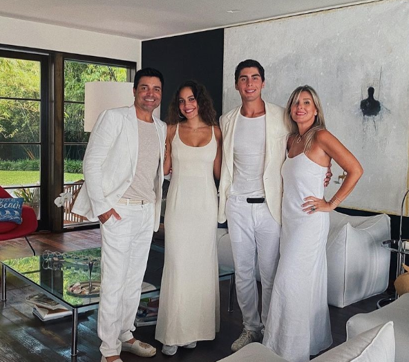 Chayanne junto a sus dos hijos y su esposa. | Fuente: Instagram/Lorenzo Figueroa.