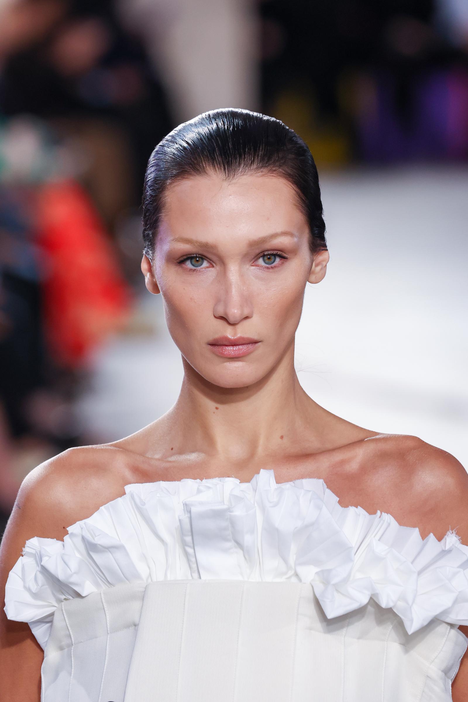 Bella Hadid durante el desfile de Sacai Womenswear Primavera/Verano 2023 durante la Semana de la Moda de París el 3 de octubre de 2022, en Francia. | Fuente: Getty Images