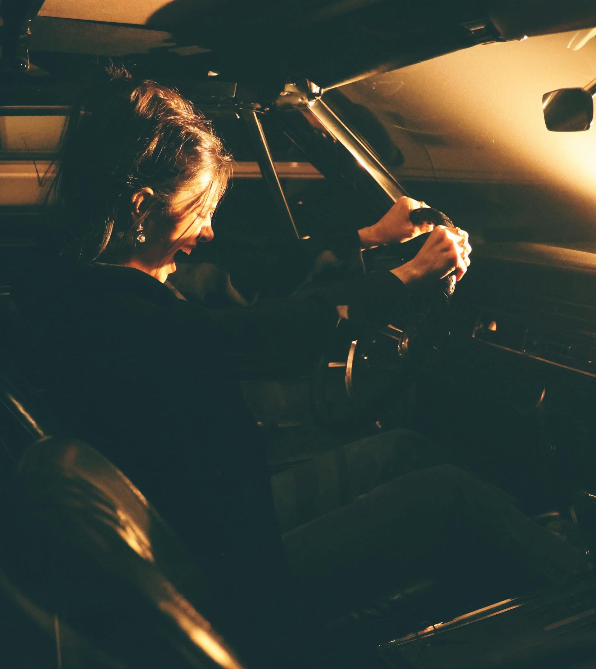 Una mujer grita mientras conduce un automóvil | Fuente: Pexels