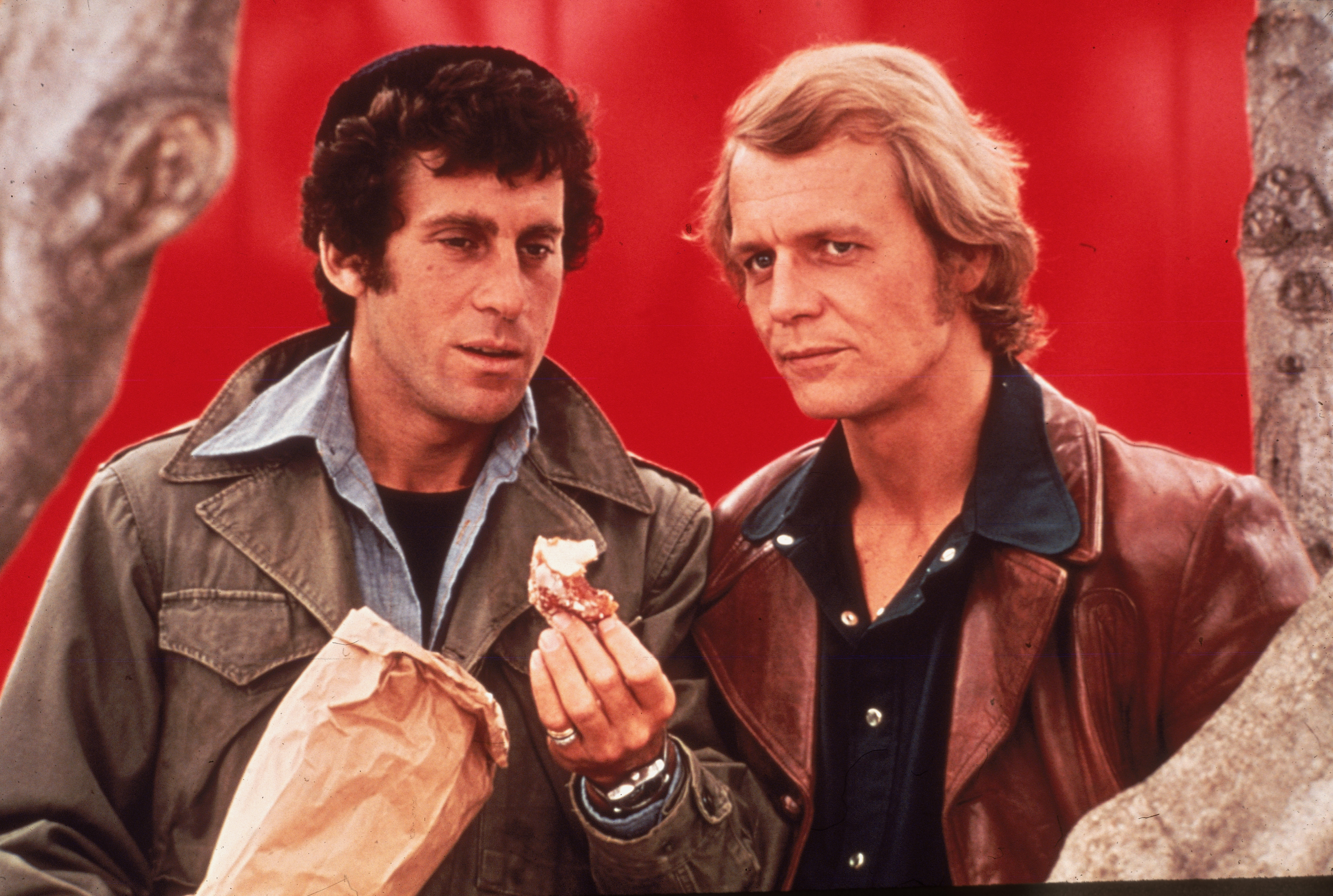 Paul Michael Glaser y David Soul en una imagen de la serie de televisión 'Starsky y Hutch', circa 1977 | Fuente: Getty Images.