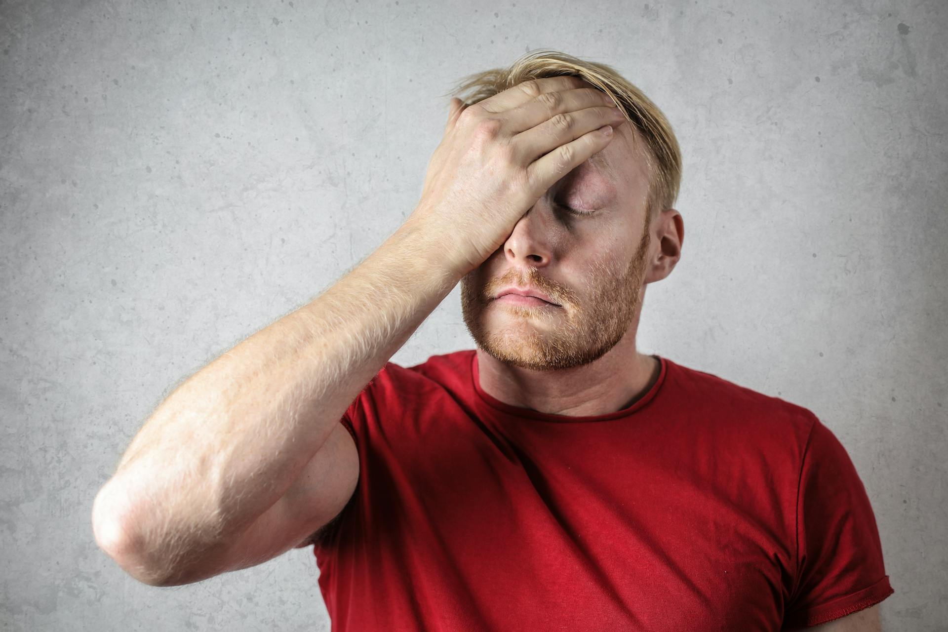 Un hombre tenso | Fuente: Pexels