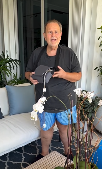 Raúl de Molina explicando qué es la bolsa que lleva colgada a un costado | Fuente: Instagram/rauldemolina