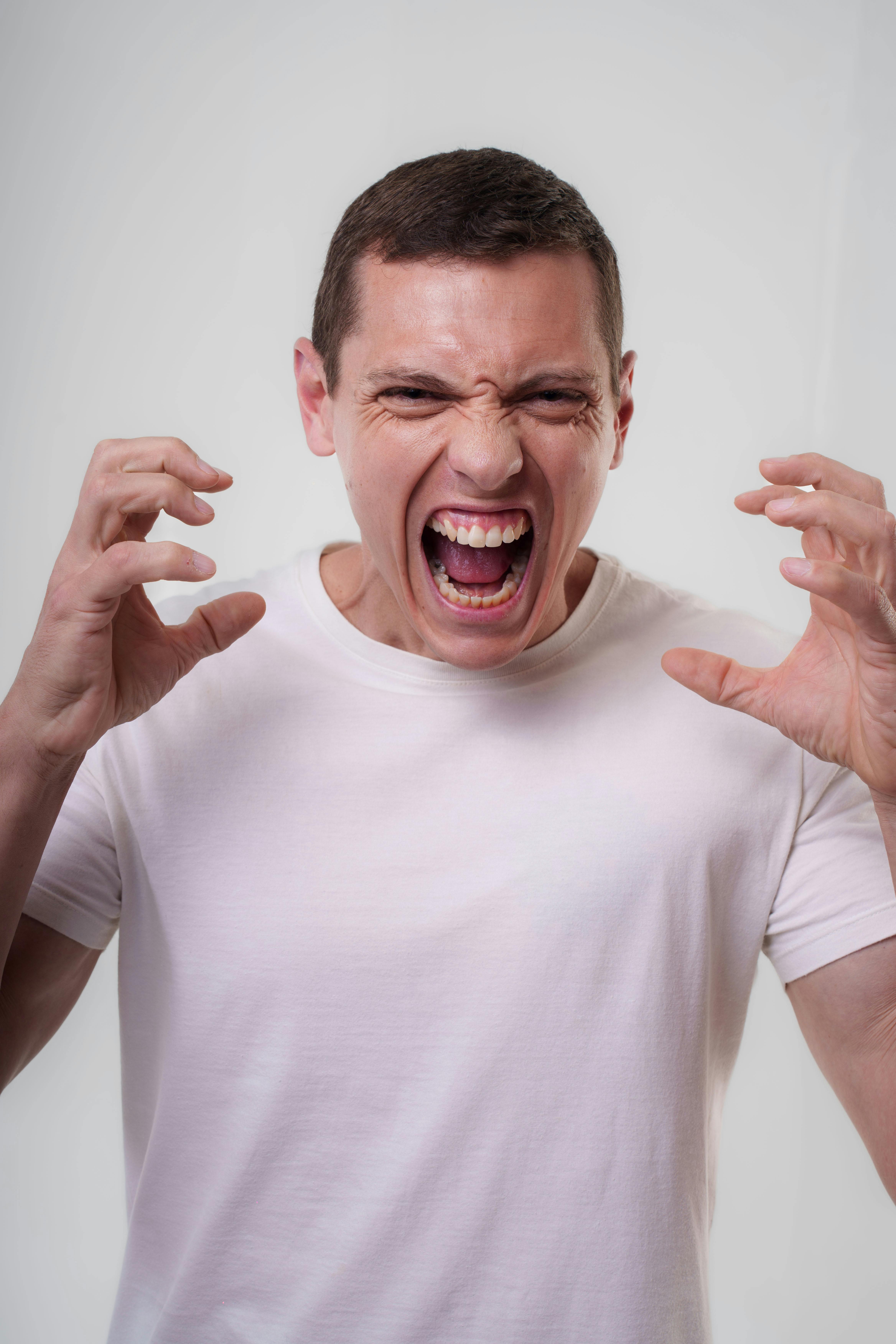 Un hombre enfadado gritando | Fuente: Pexels