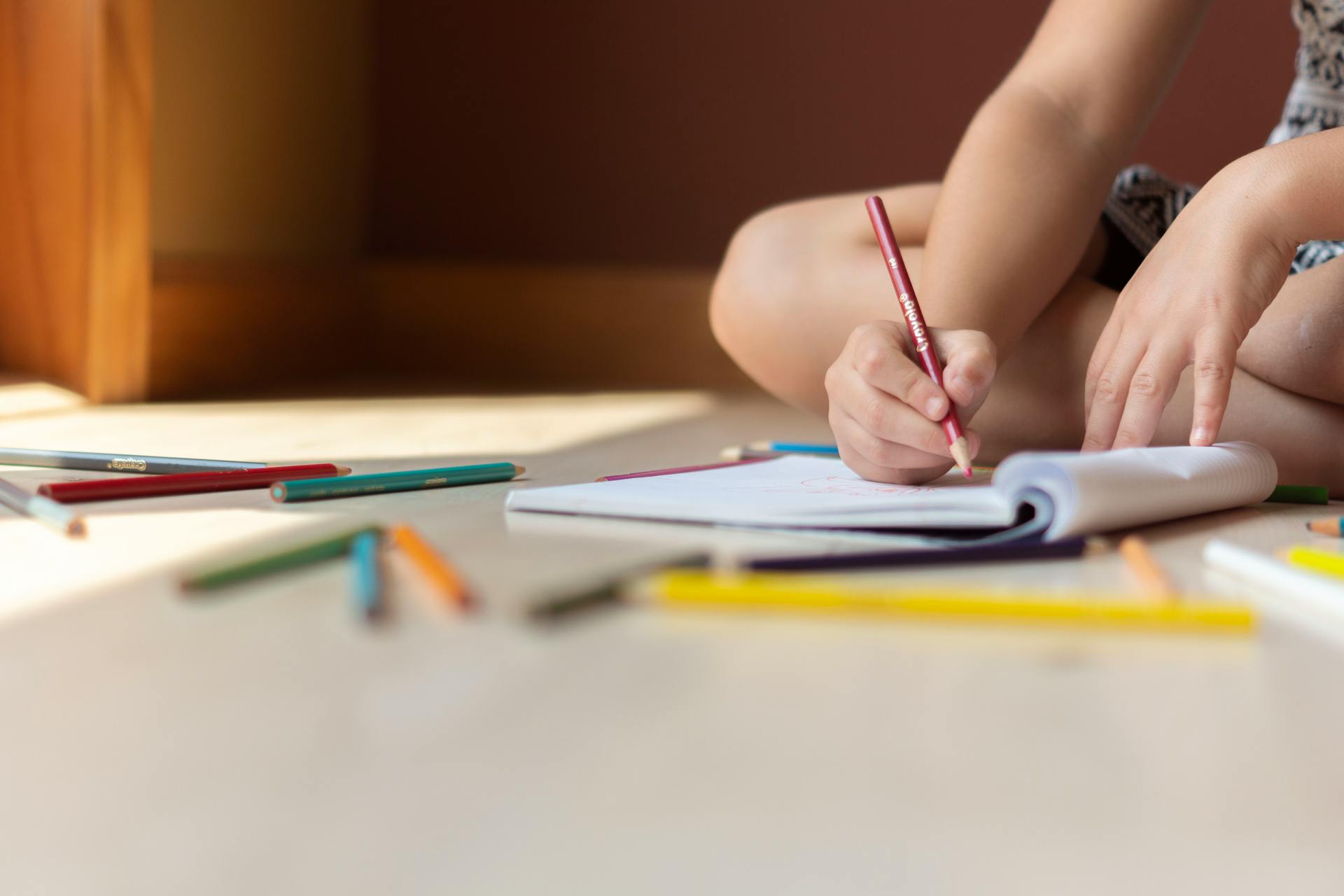 Una niña haciendo los deberes | Fuente: Pexels