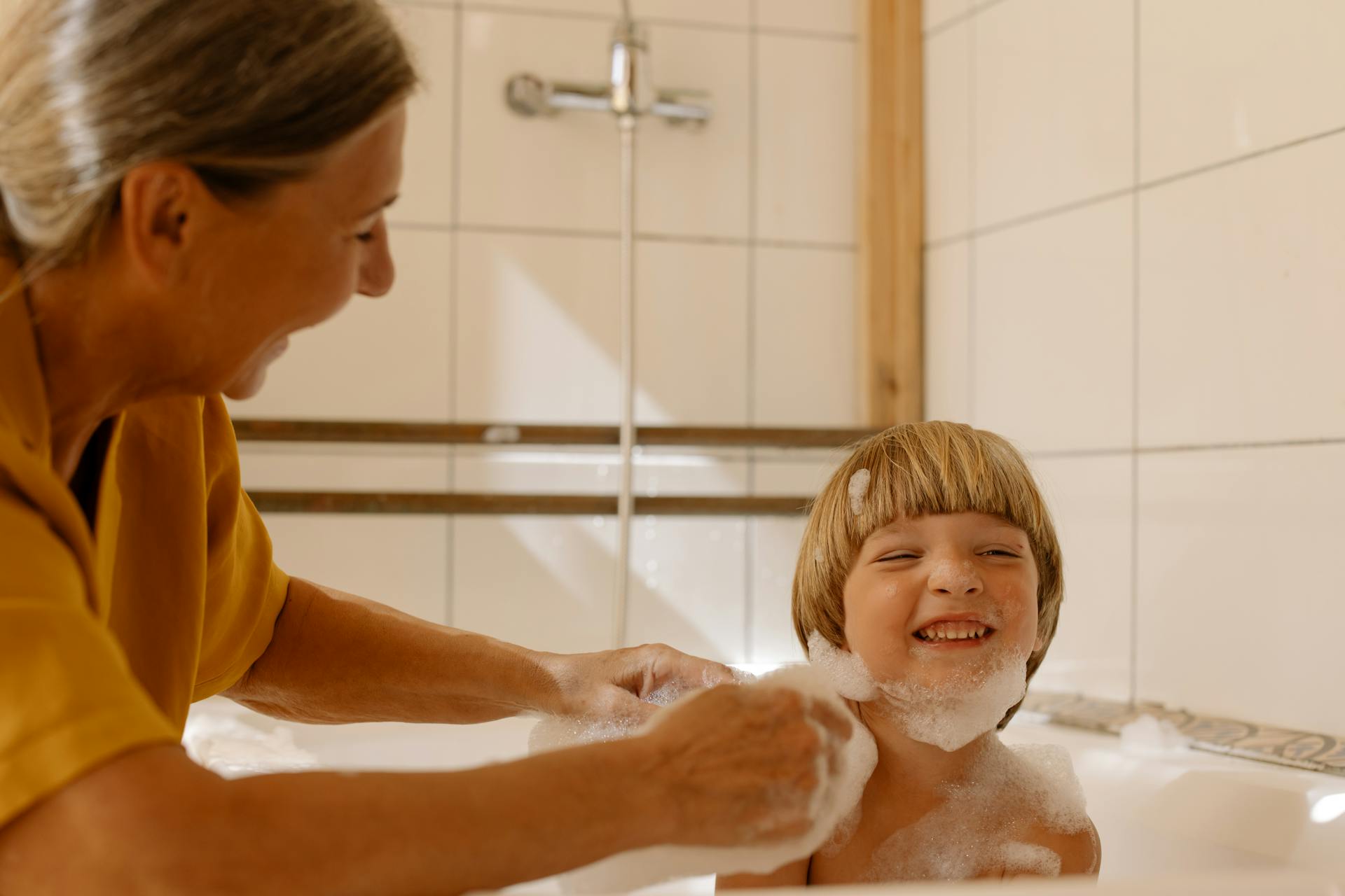 Una abuela ayudando a su nieto a bañarse | Fuente: Pexels