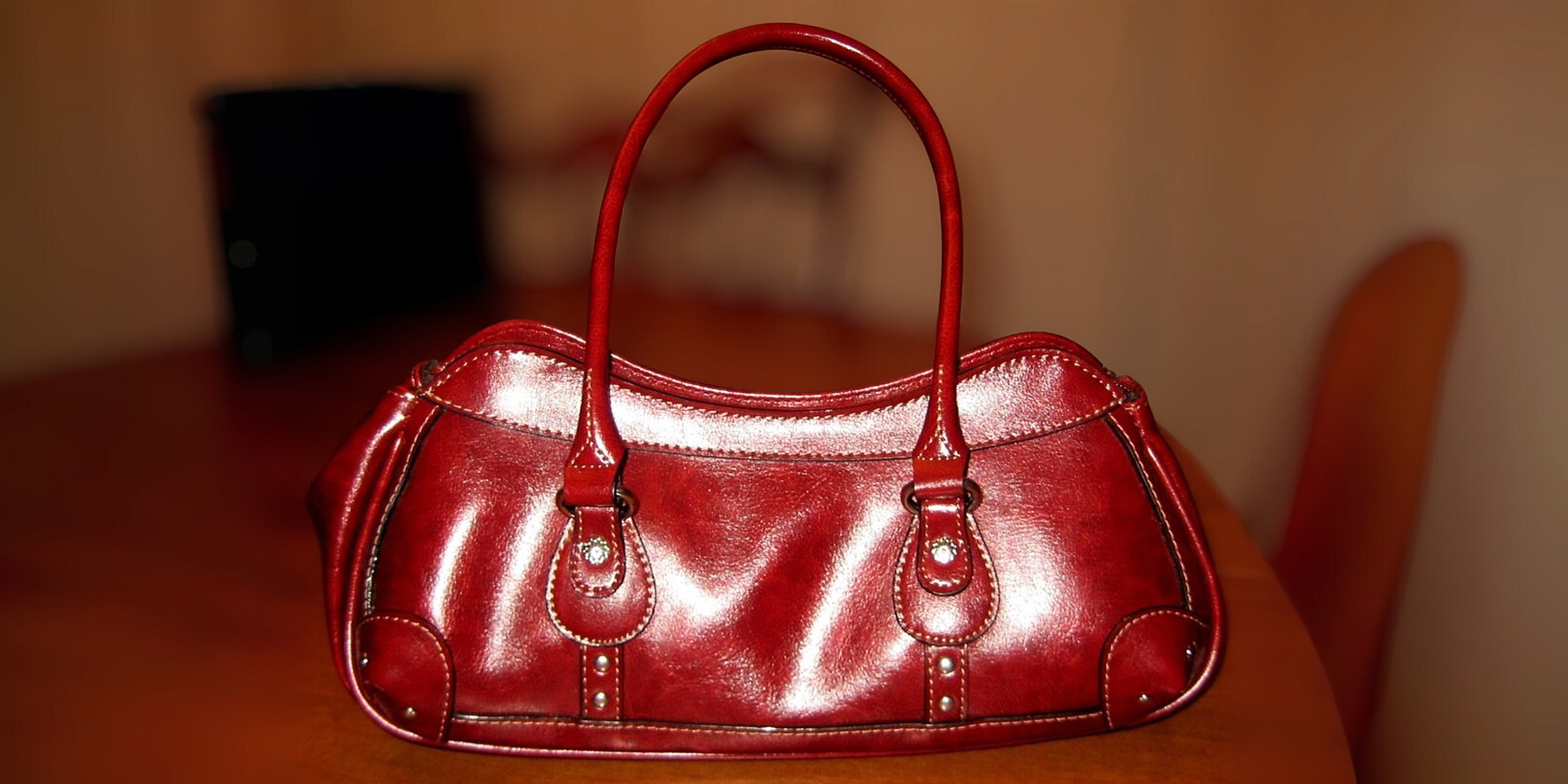 Un bolso rojo sobre una mesa | Fuente: Flickr