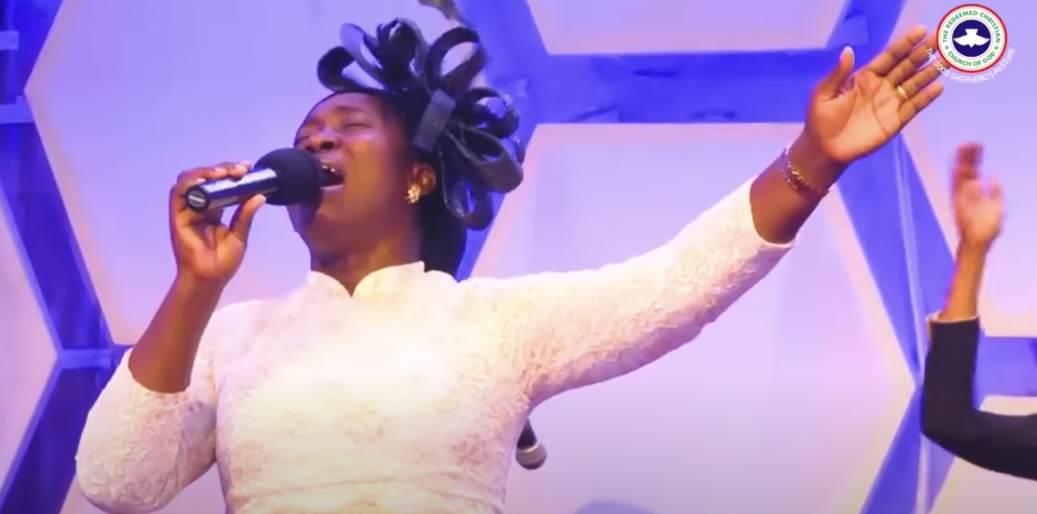 Osinachi Nwachukwu cantando gospel en un post subido el 15 de septiembre de 2025 | Fuente: YouTube/Wyldpytch Rekords / 51 Lex Records